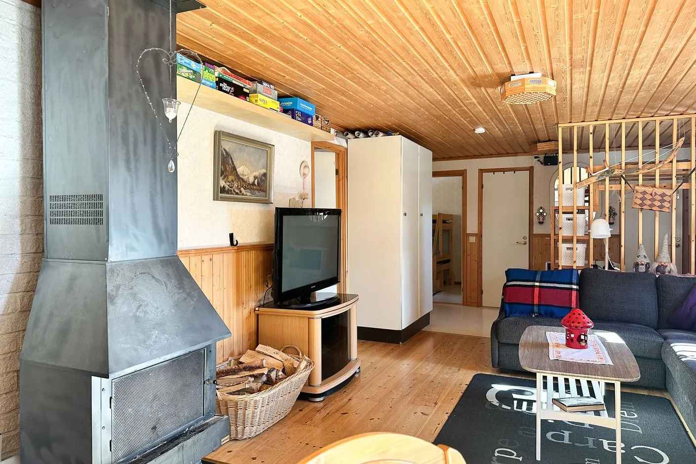 1980s Swedish Retreat with Expansive Garden and Wood Heating - View image 8 of 24