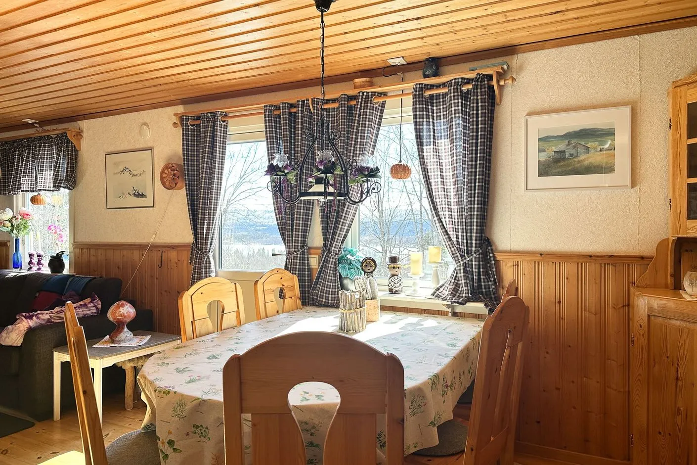 1980s Swedish Retreat with Expansive Garden and Wood Heating - View image 9 of 24