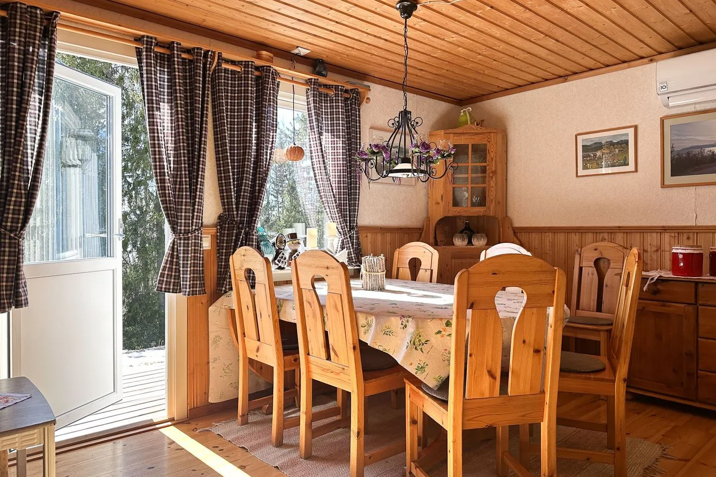 1980s Swedish Retreat with Expansive Garden and Wood Heating - View image 10 of 24