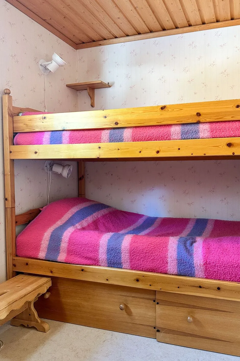 1980s Swedish Retreat with Expansive Garden and Wood Heating - View image 13 of 24