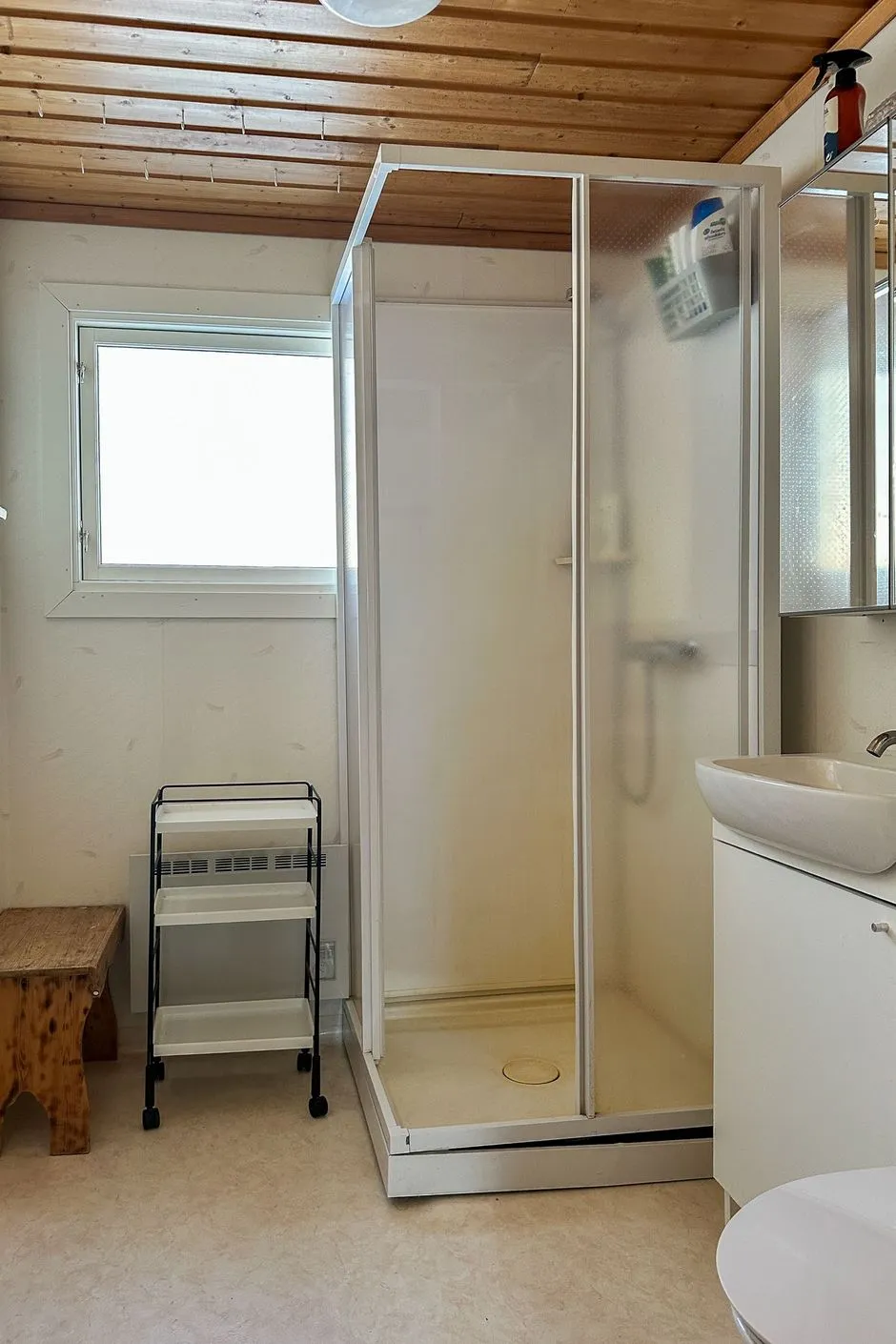 1980s Swedish Retreat with Expansive Garden and Wood Heating - View image 17 of 24