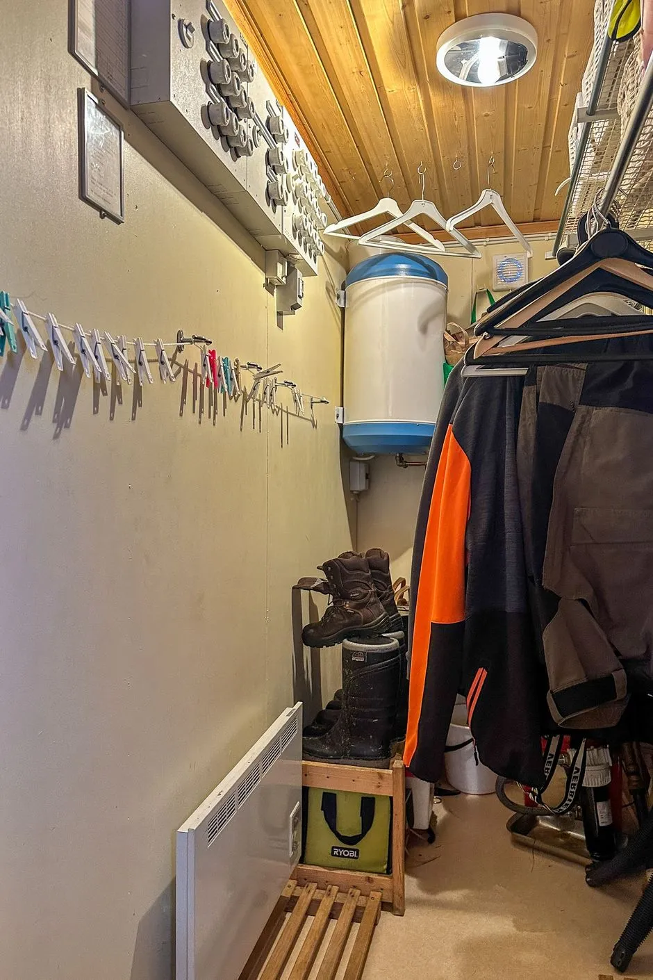 1980s Swedish Retreat with Expansive Garden and Wood Heating - View image 18 of 24