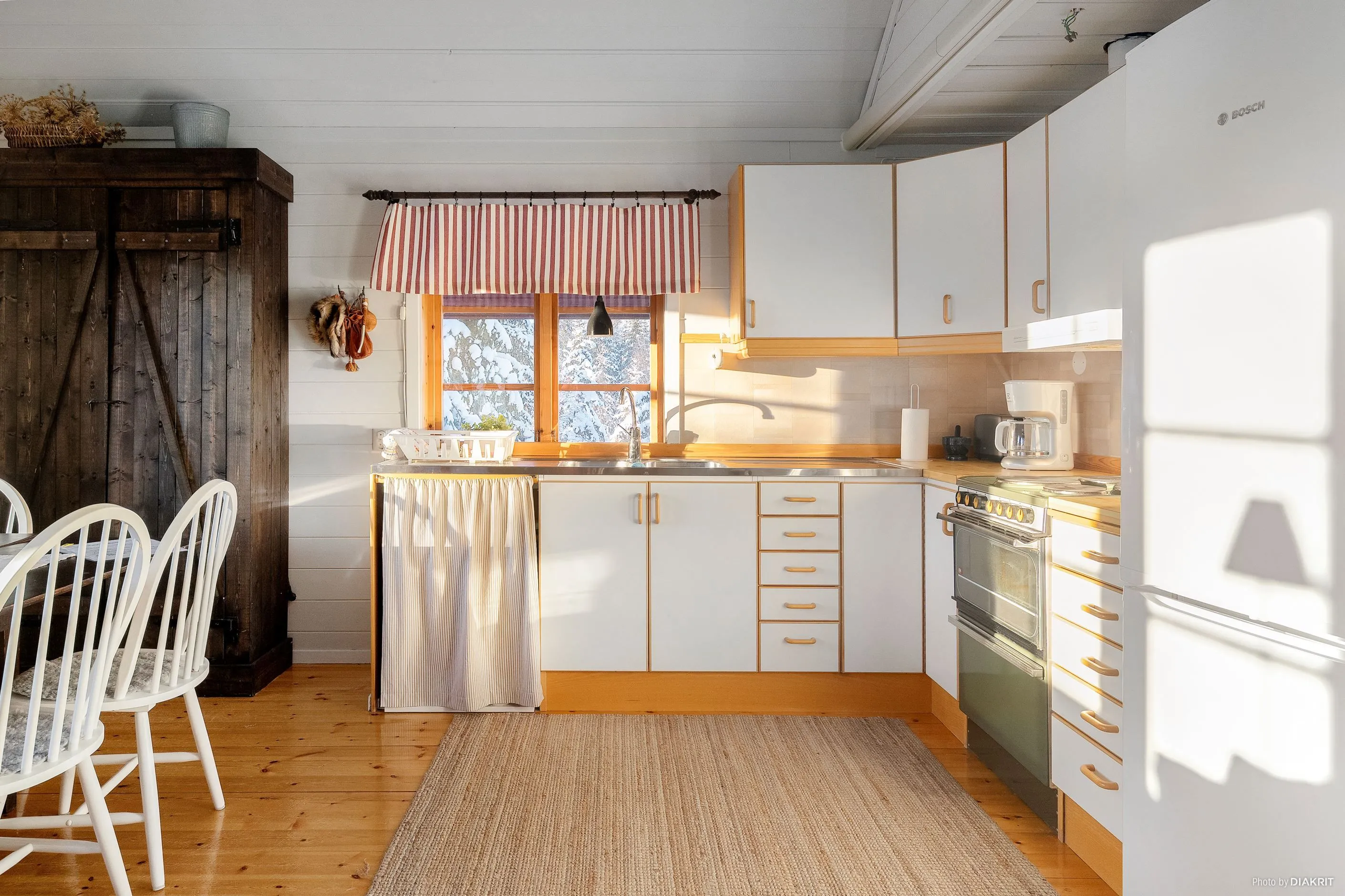 6-Bedroom Swedish Retreat with Guest House and Sauna in Kittelfjäll - View image 6 of 35