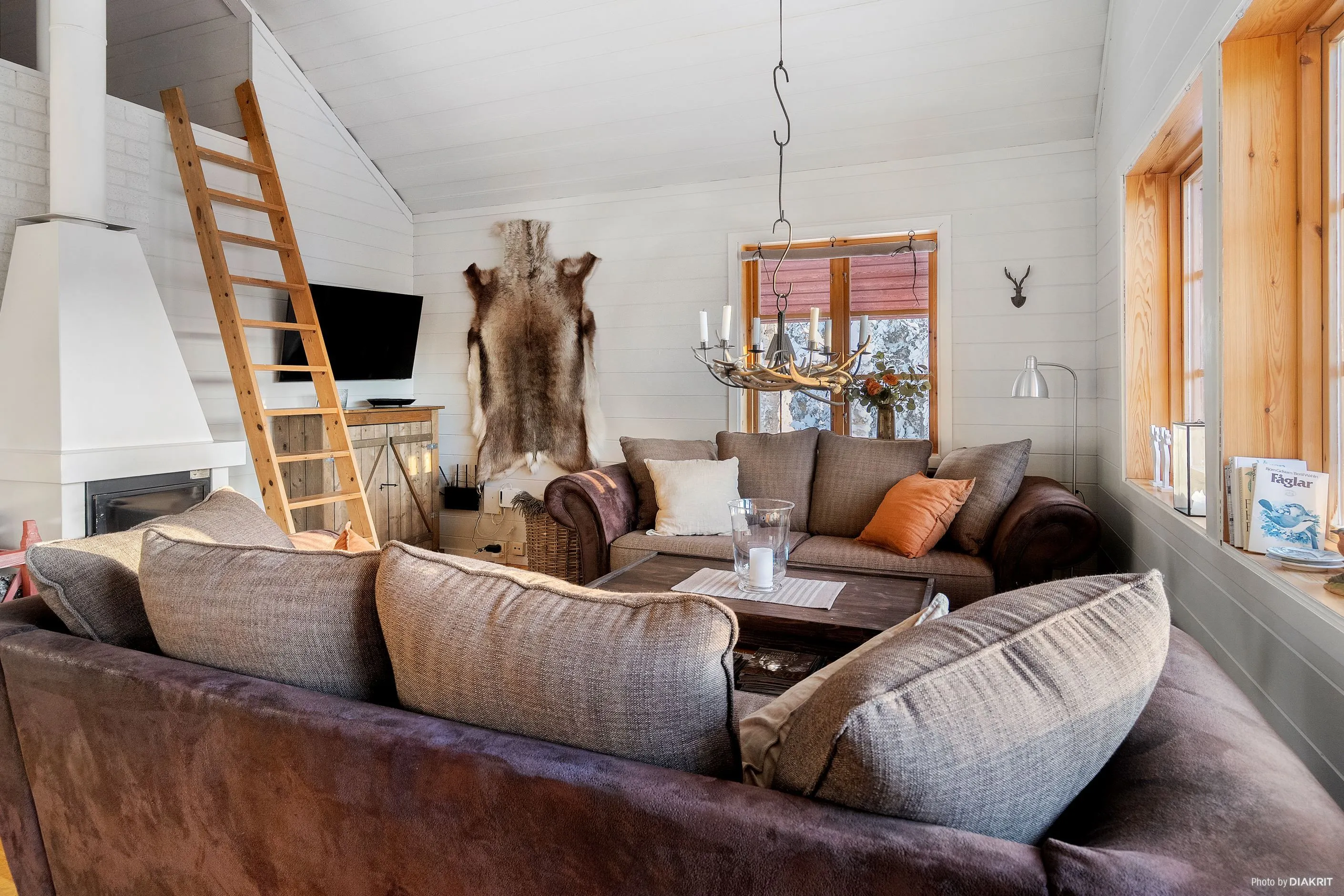 6-Bedroom Swedish Retreat with Guest House and Sauna in Kittelfjäll - View image 9 of 35