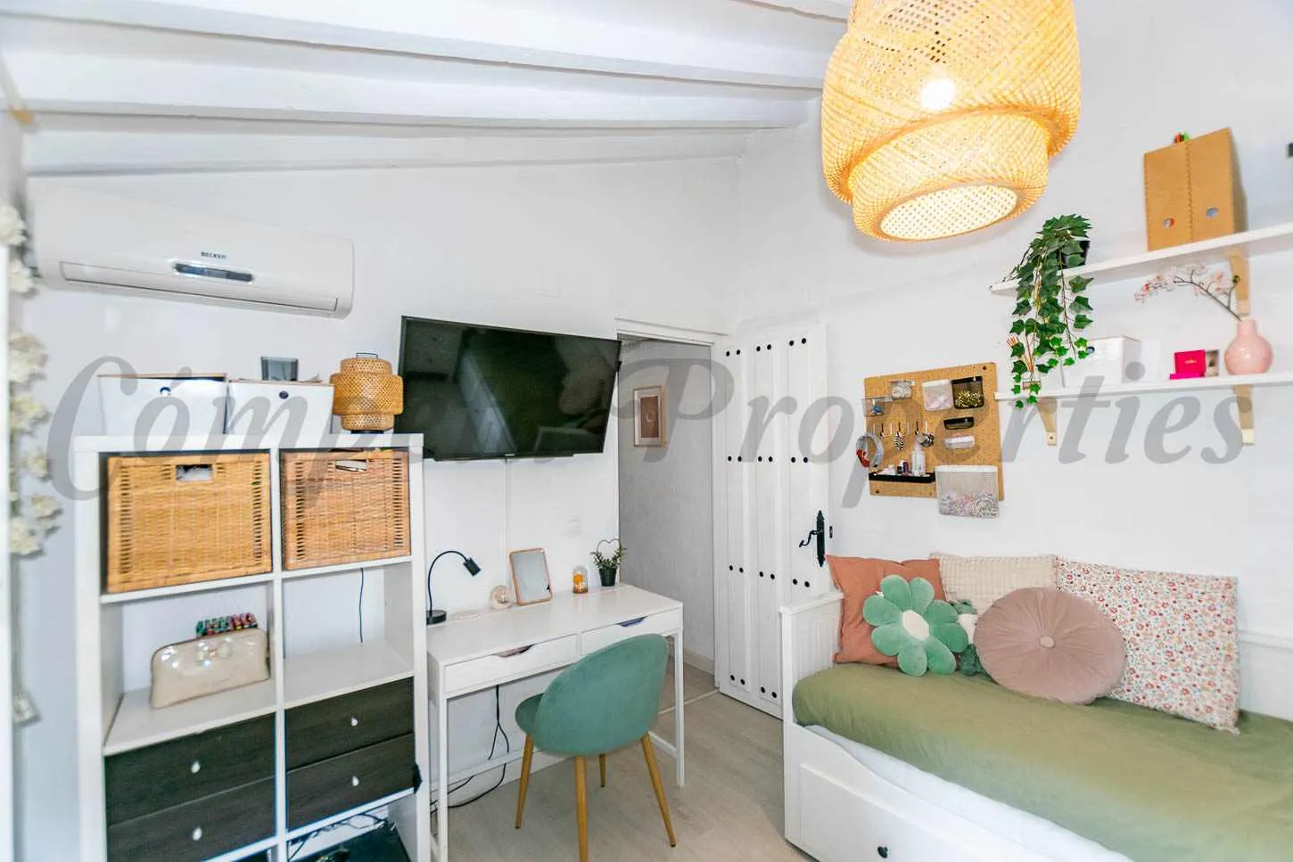 Andalusian Country House with Pool and Gardens in Cómpeta - View image 14 of 17