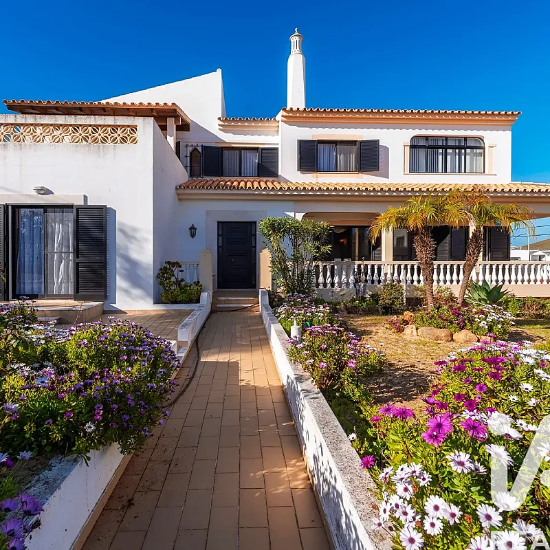 Spacious 7-Bedroom Home with Expansive Garden in Faro