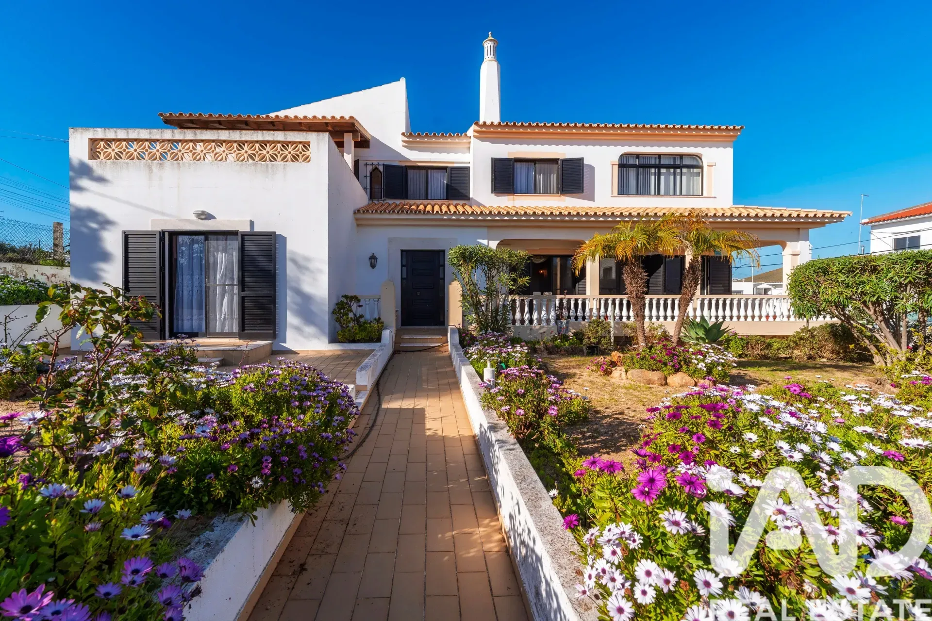 Spacious 7-Bedroom Home with Expansive Garden in Faro - Image 1