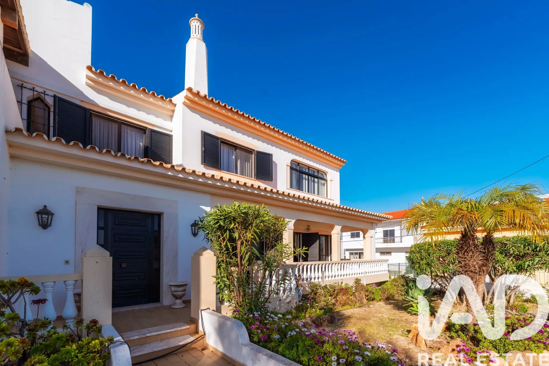 Spacious 7-Bedroom Home with Expansive Garden in Faro - Image 2