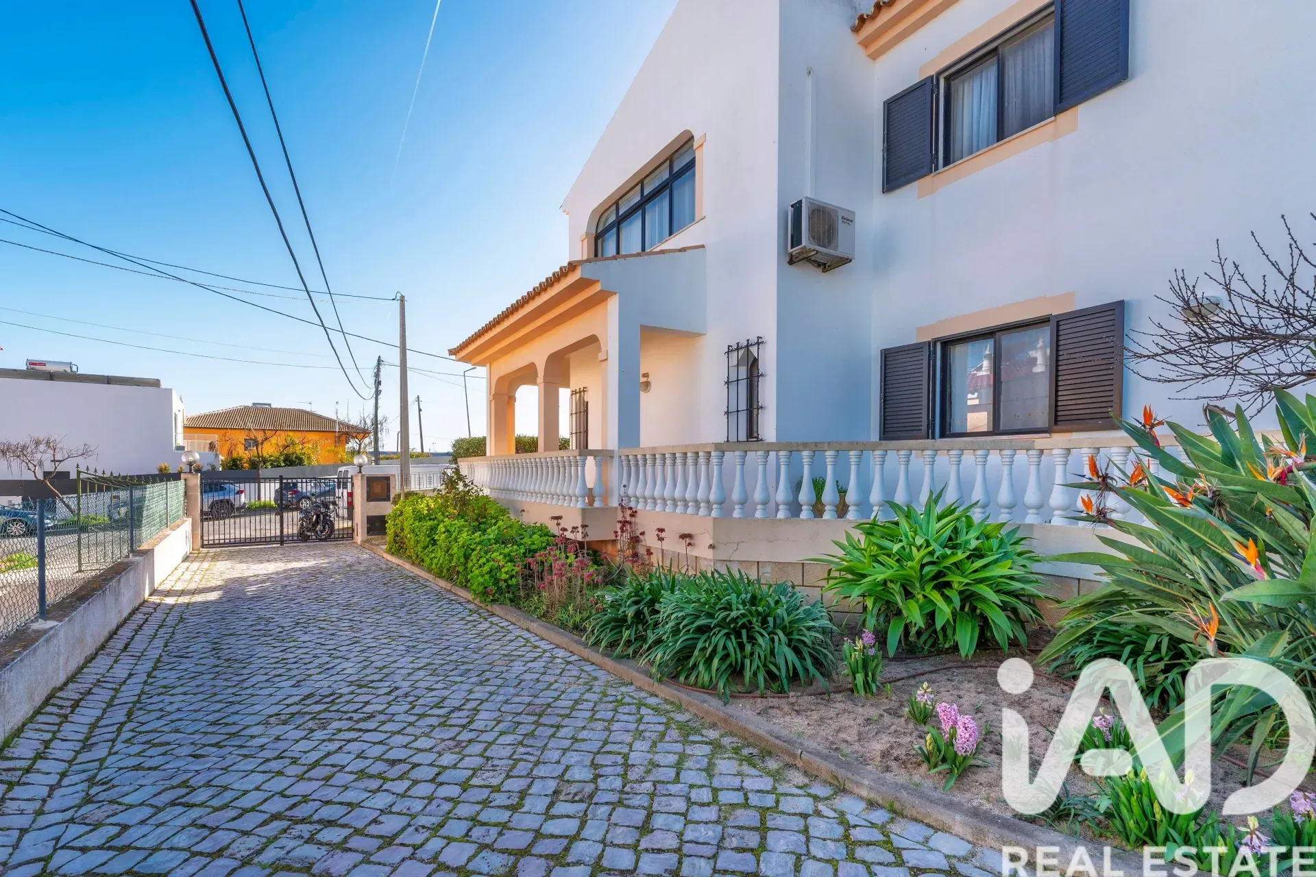 Spacious 7-Bedroom Home with Expansive Garden in Faro - Image 3