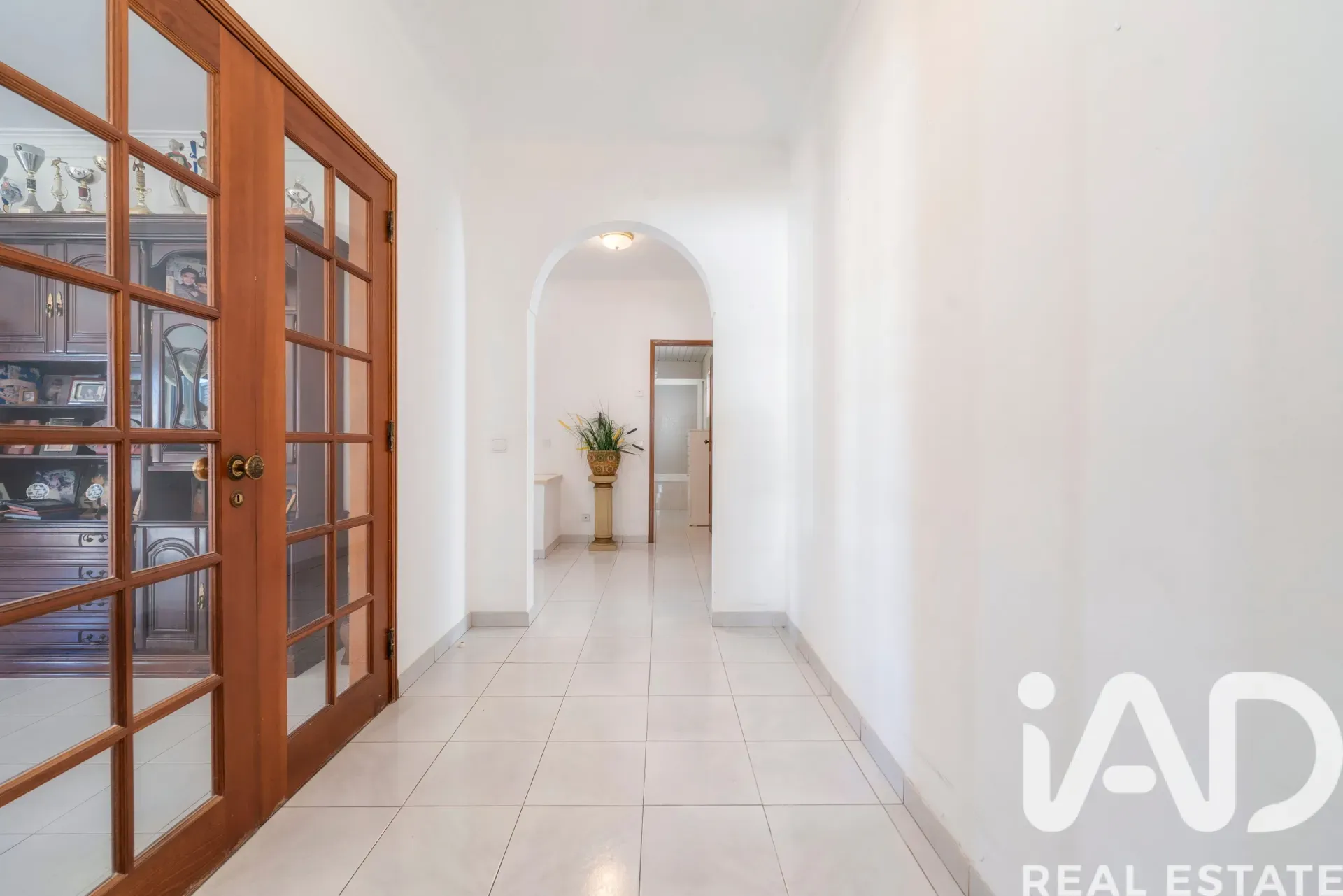 Spacious 7-Bedroom Home with Expansive Garden in Faro - Image 4