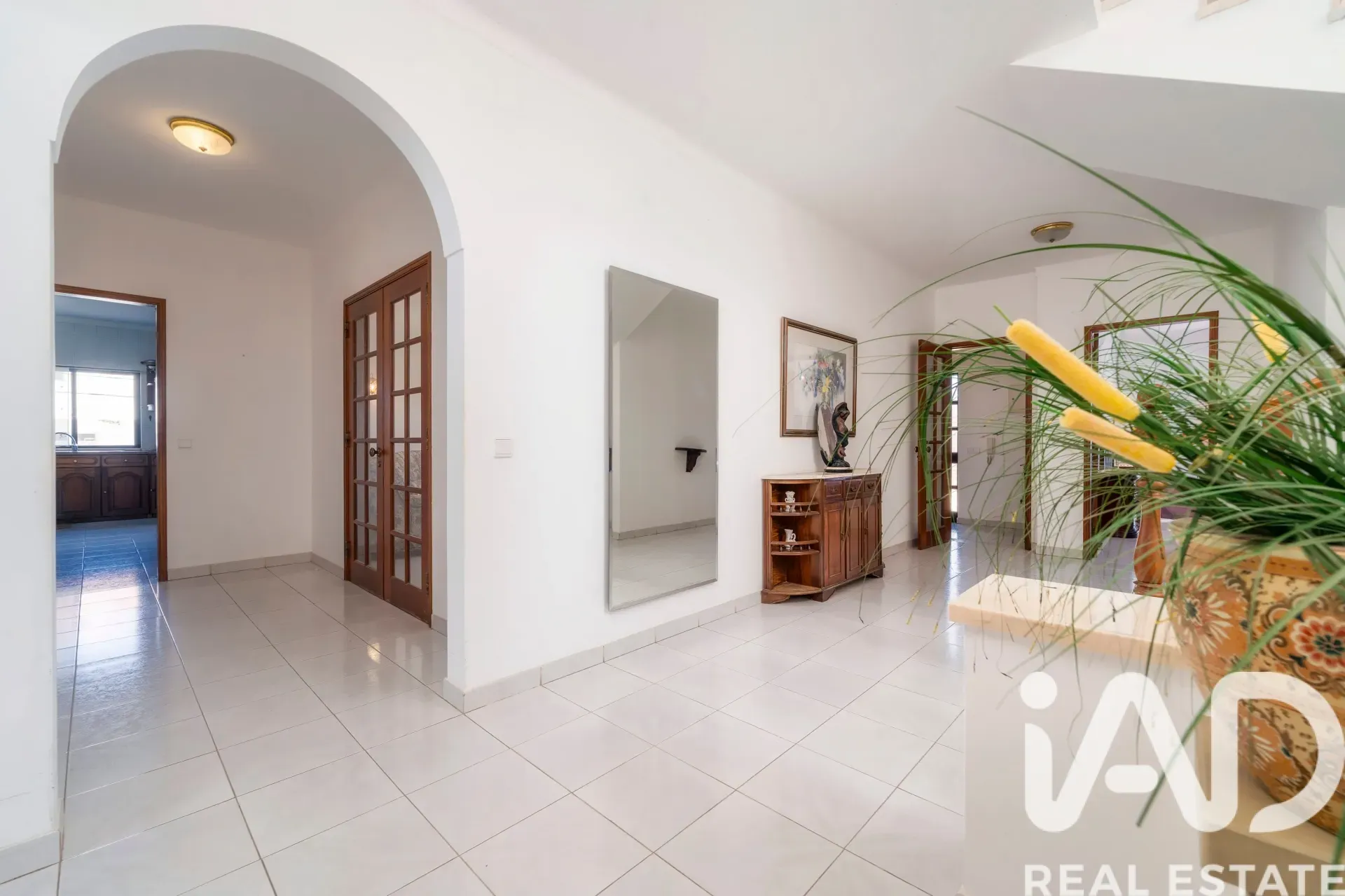 Spacious 7-Bedroom Home with Expansive Garden in Faro - Image 5