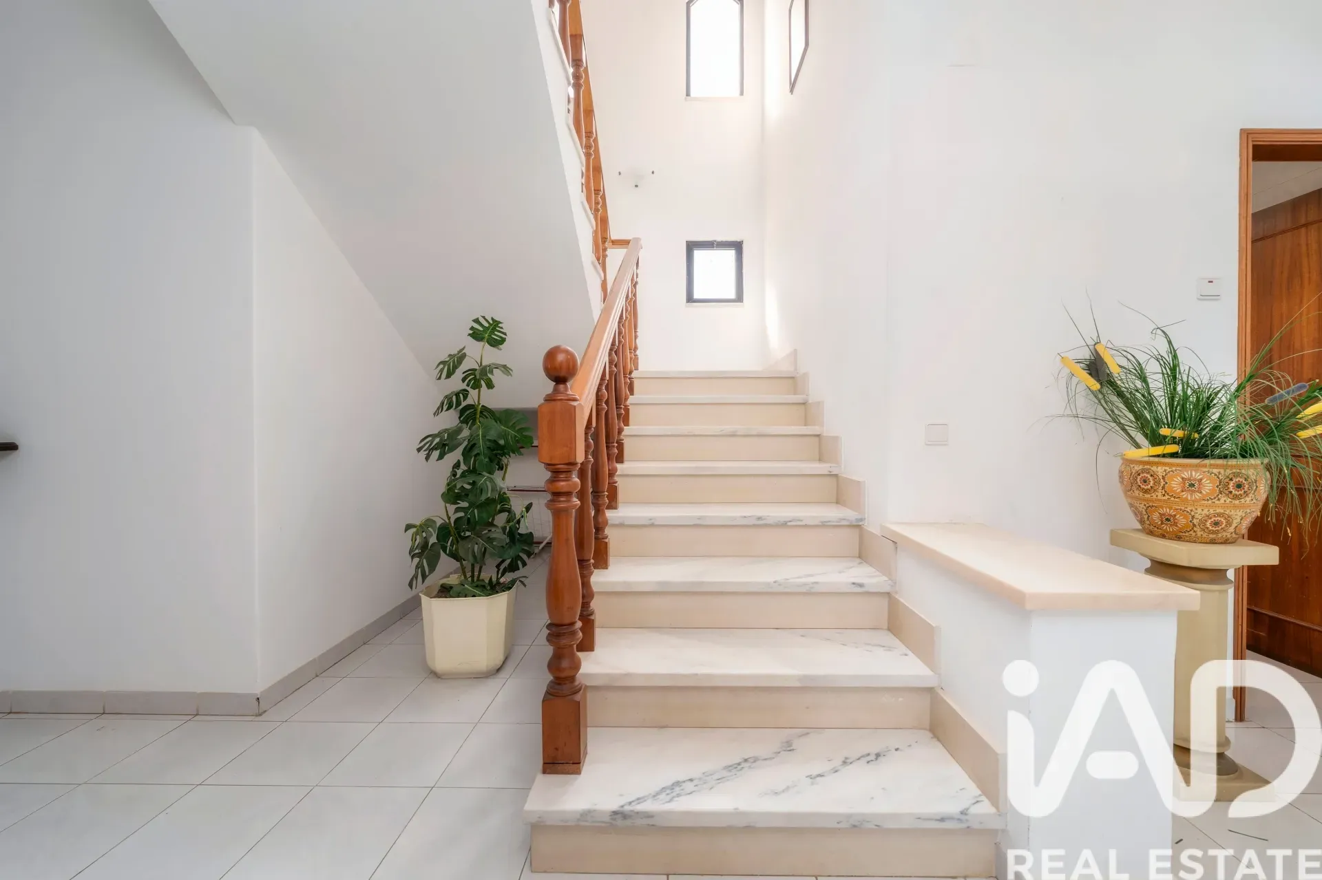 Spacious 7-Bedroom Home with Expansive Garden in Faro - View image 6 of 36