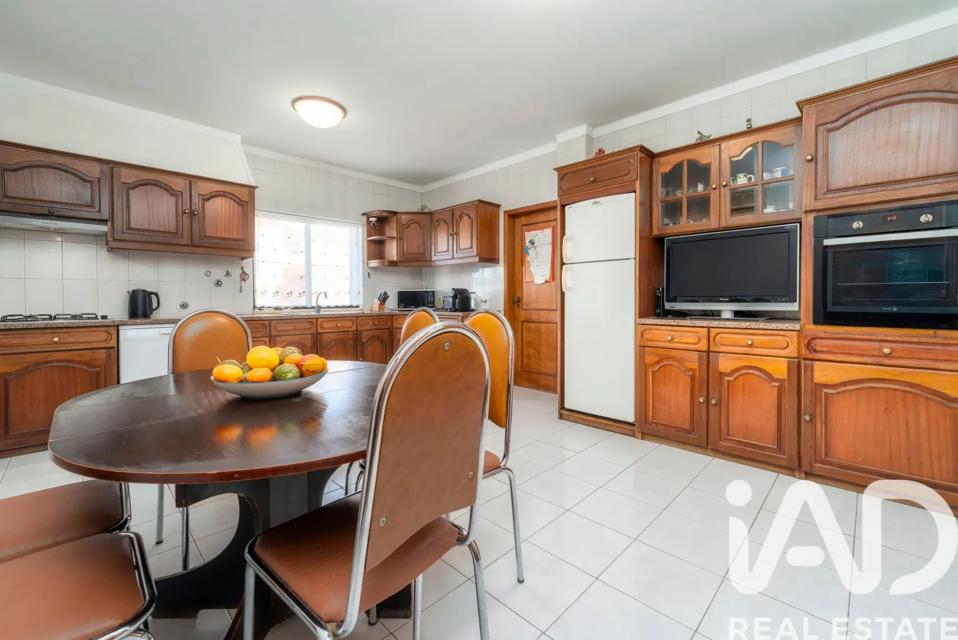 Spacious 7-Bedroom Home with Expansive Garden in Faro - View image 7 of 36