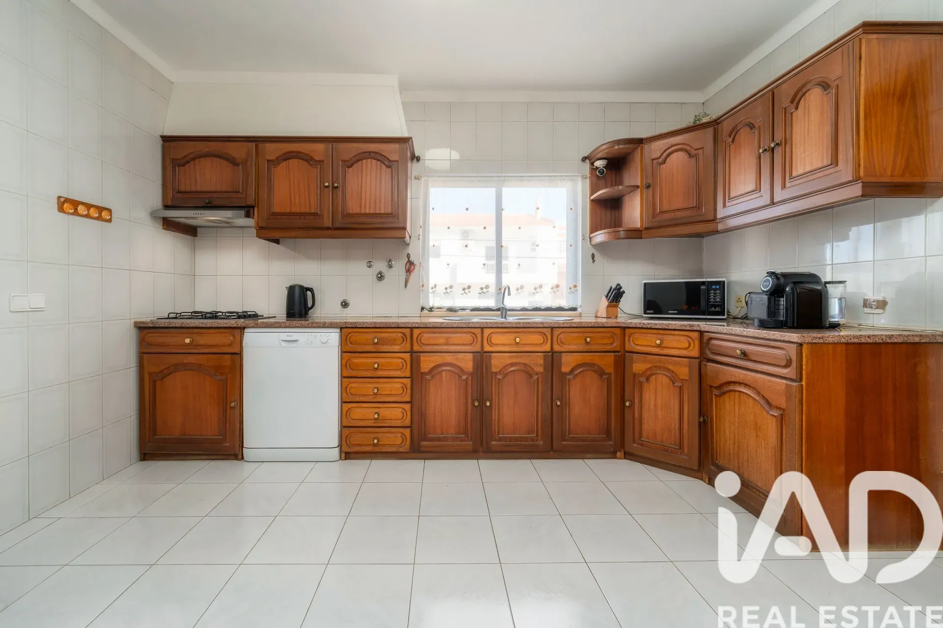 Spacious 7-Bedroom Home with Expansive Garden in Faro - View image 10 of 36