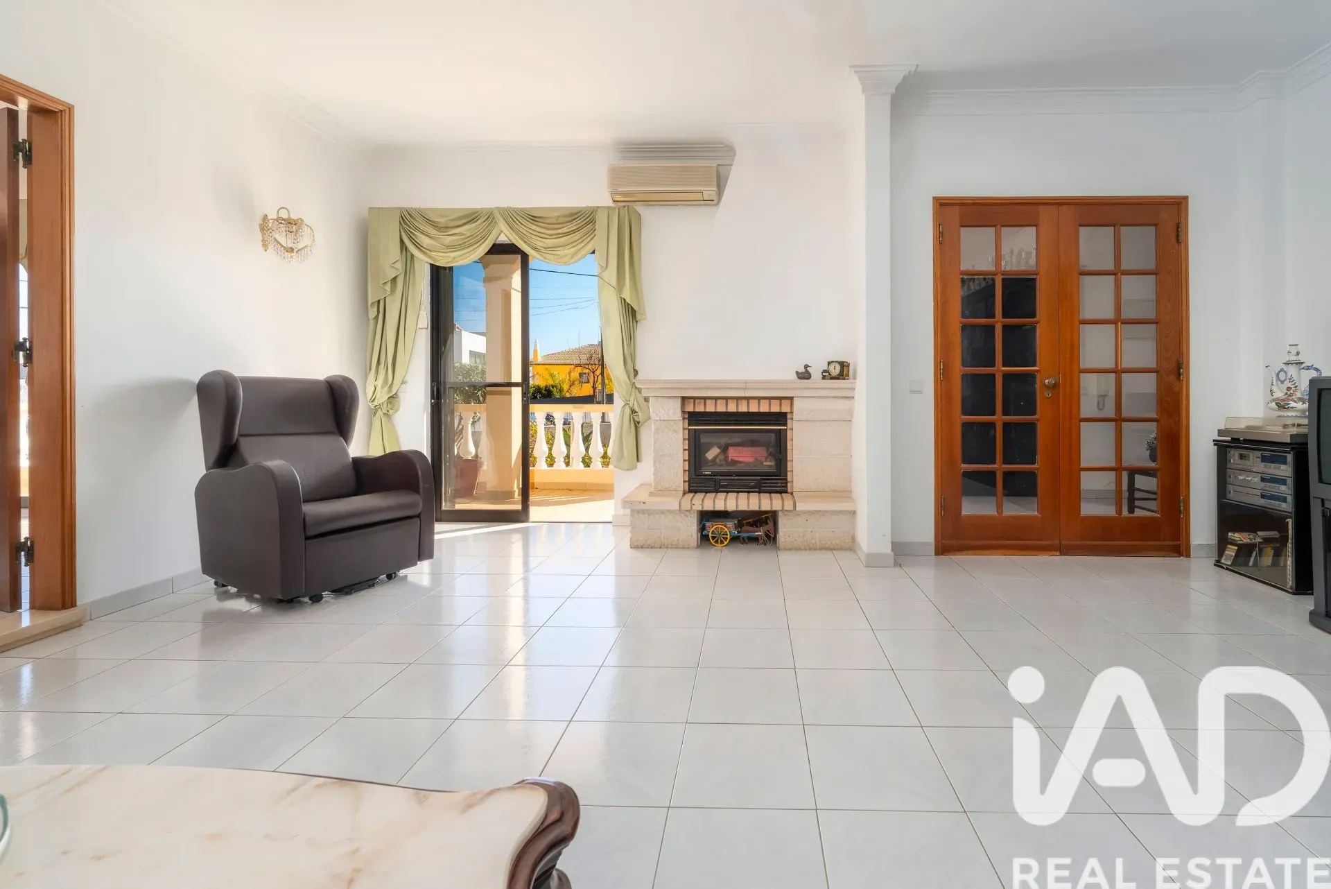 Spacious 7-Bedroom Home with Expansive Garden in Faro - View image 13 of 36