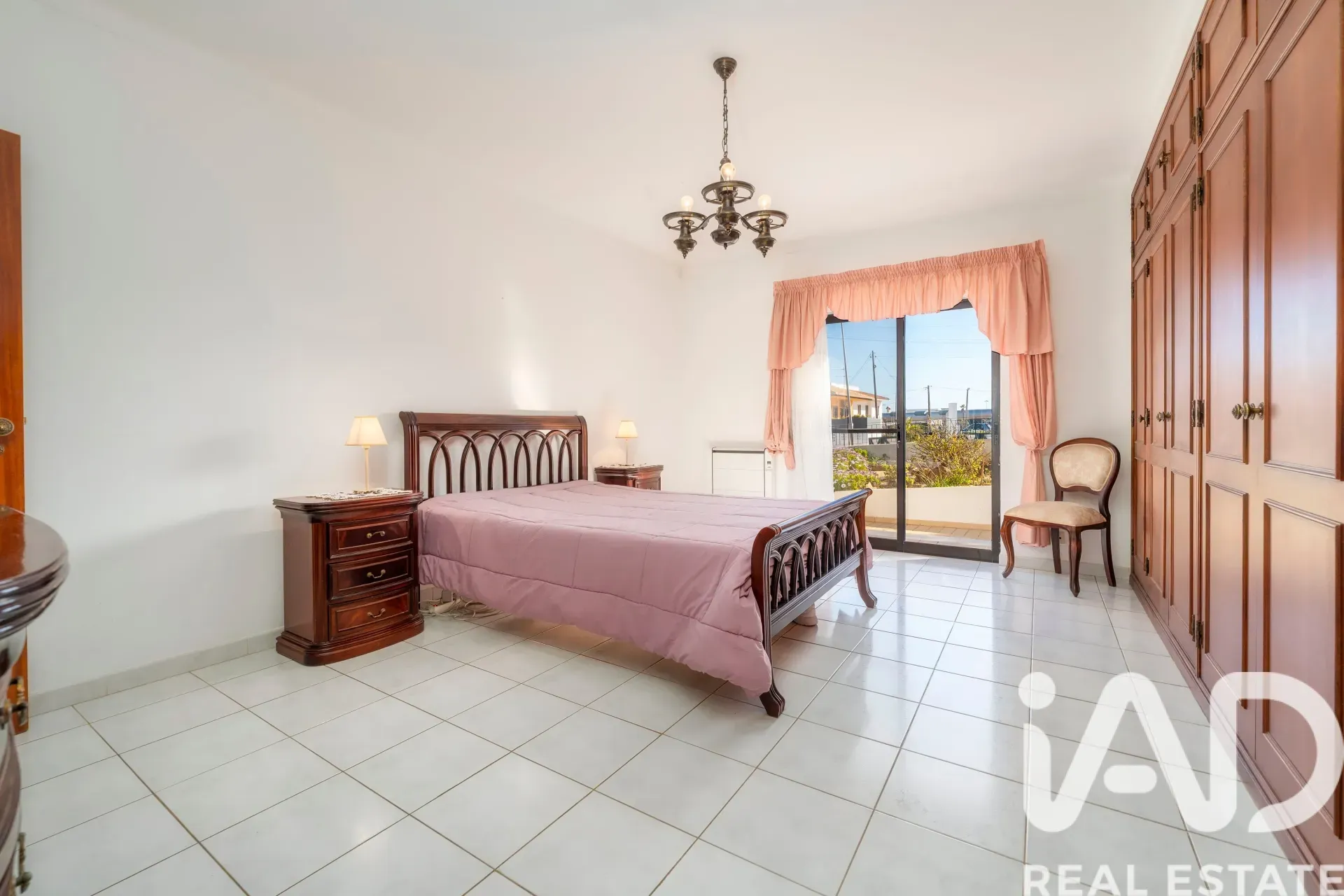 Spacious 7-Bedroom Home with Expansive Garden in Faro - View image 16 of 36