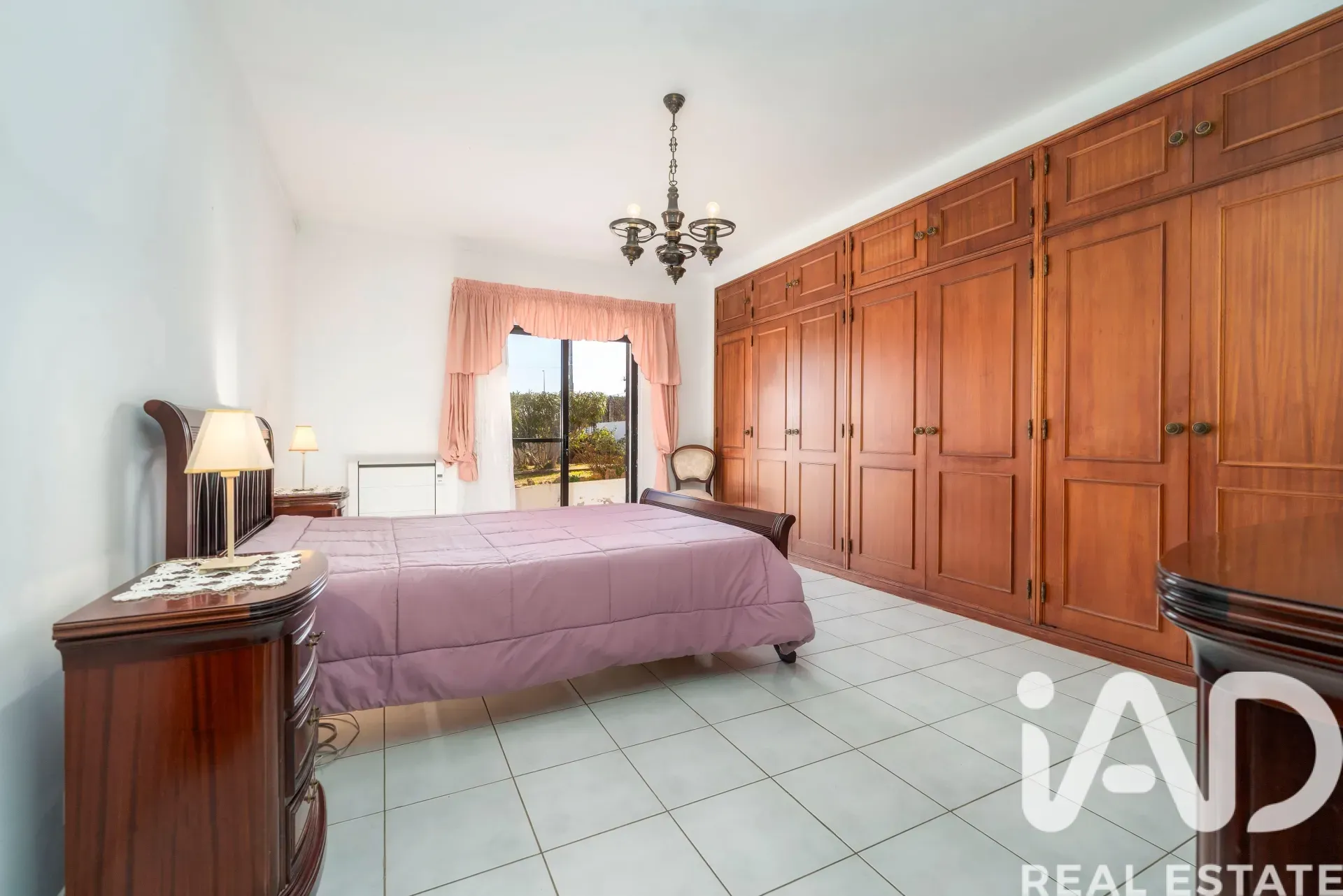 Spacious 7-Bedroom Home with Expansive Garden in Faro - View image 17 of 36