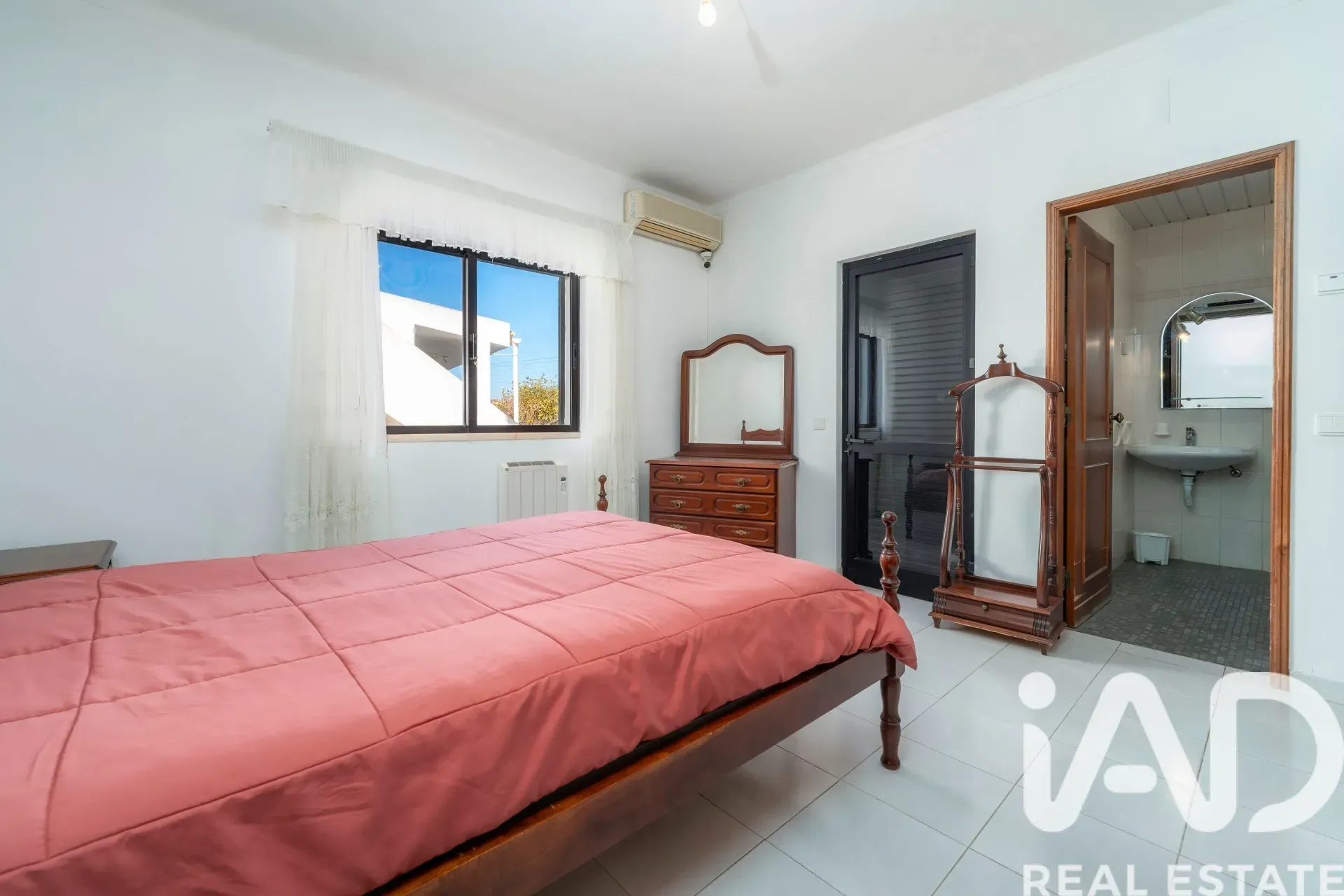 Spacious 7-Bedroom Home with Expansive Garden in Faro - View image 18 of 36