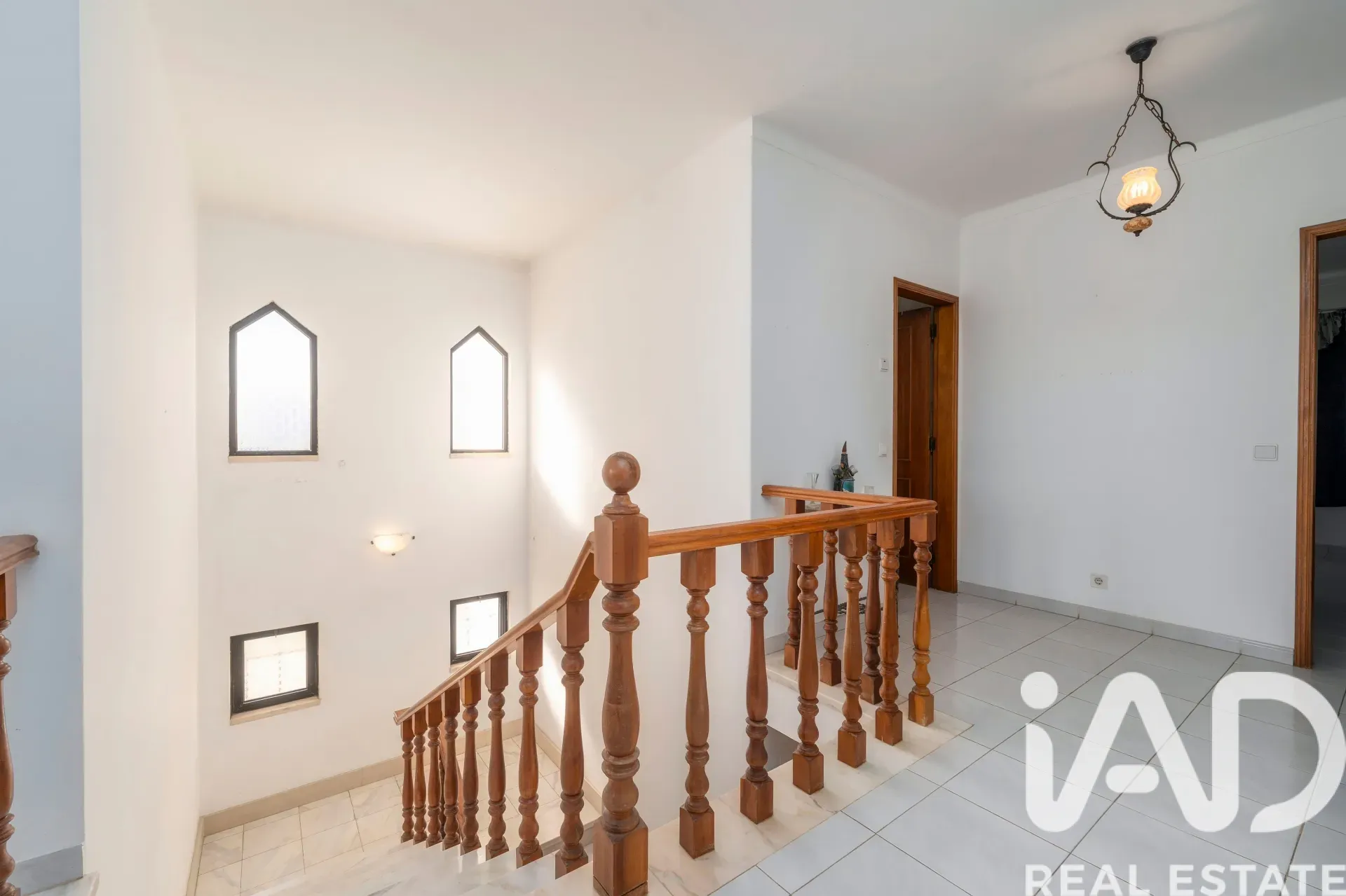 Spacious 7-Bedroom Home with Expansive Garden in Faro - View image 19 of 36