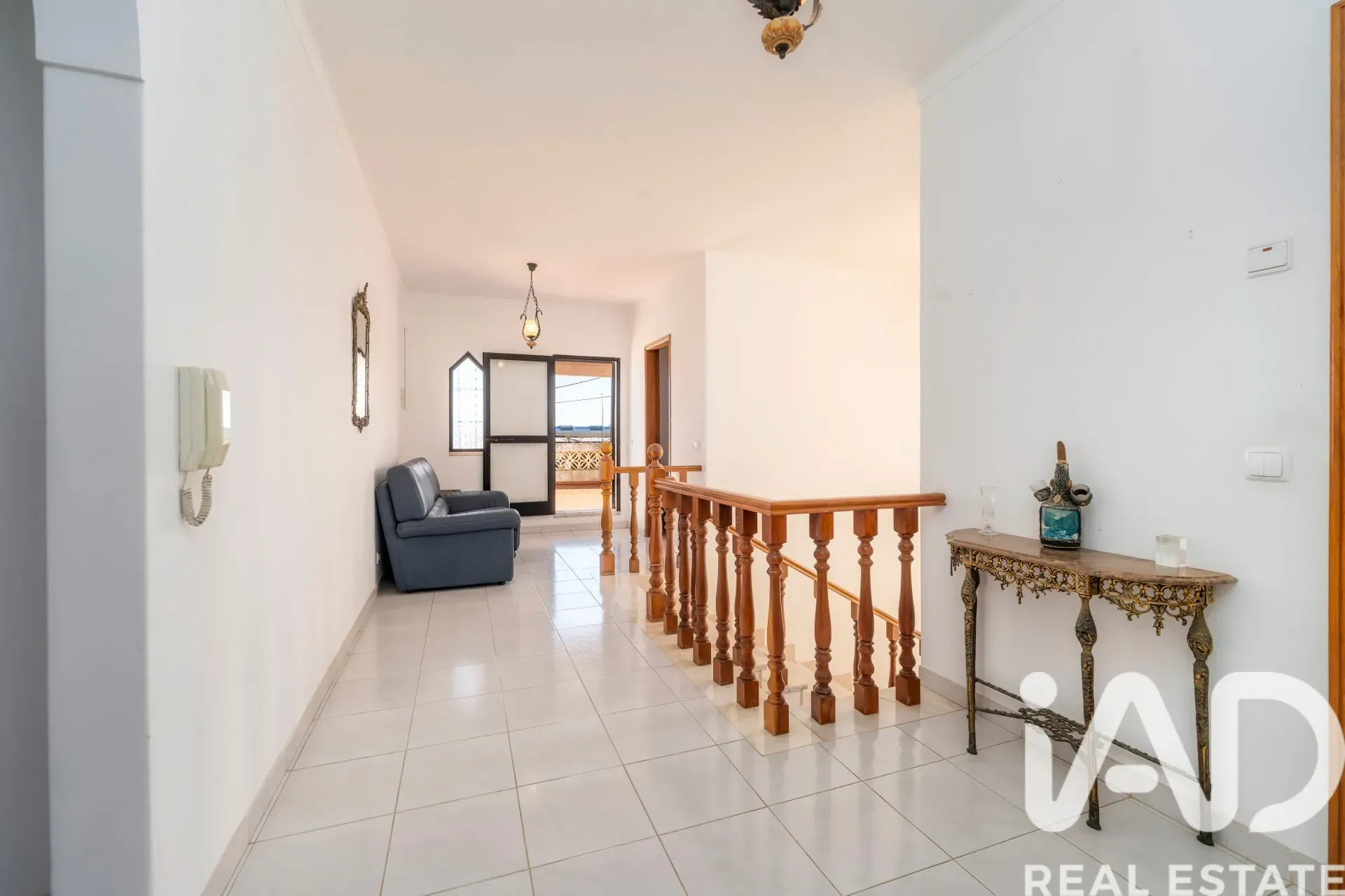 Spacious 7-Bedroom Home with Expansive Garden in Faro - View image 20 of 36