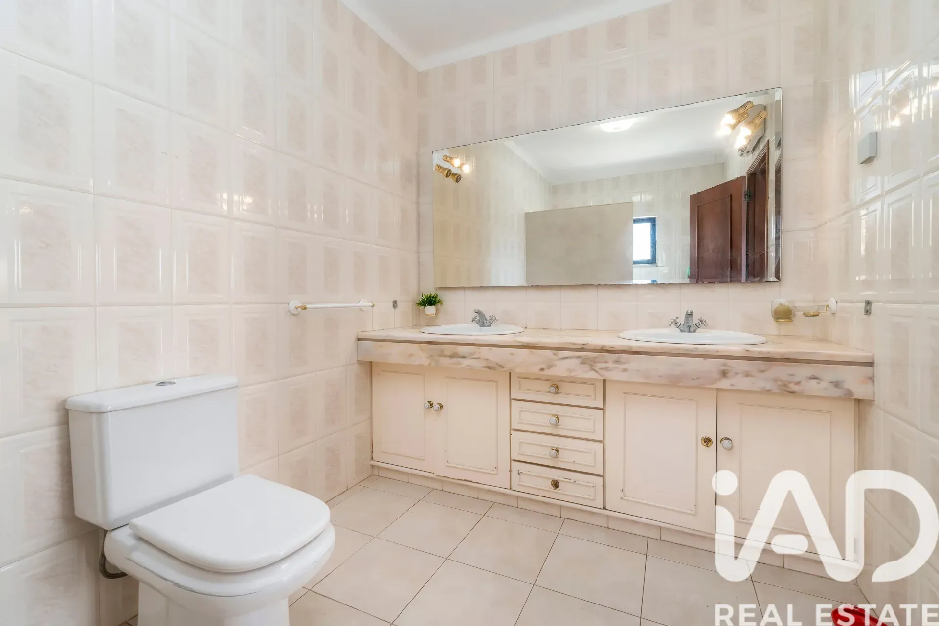 Spacious 7-Bedroom Home with Expansive Garden in Faro - View image 22 of 36