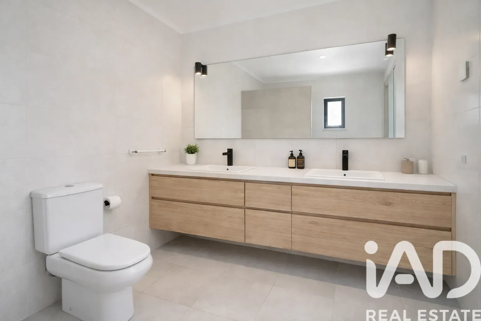 Spacious 7-Bedroom Home with Expansive Garden in Faro - View image 23 of 36