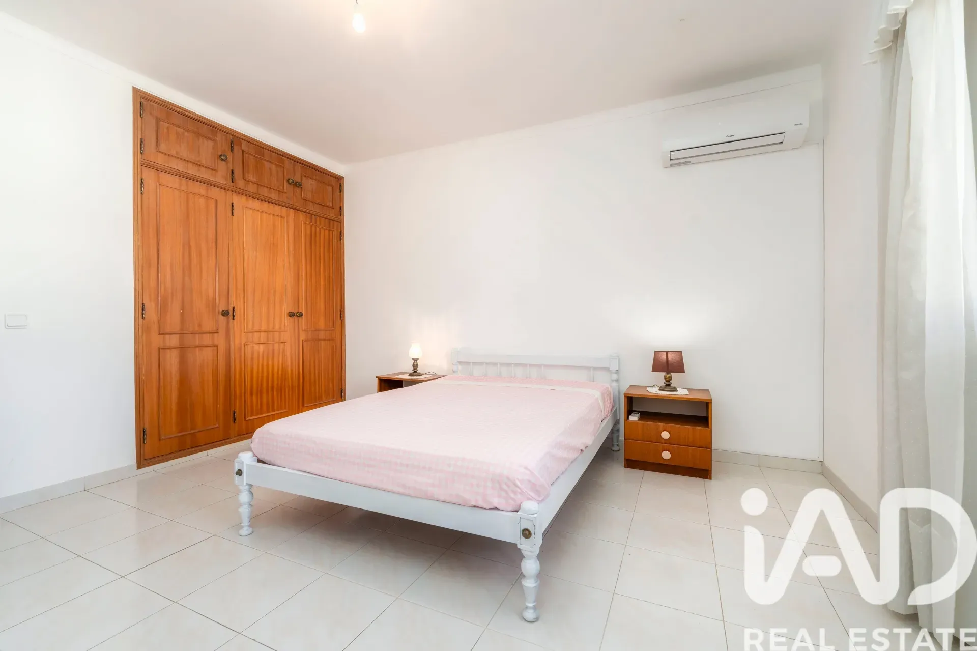 Spacious 7-Bedroom Home with Expansive Garden in Faro - View image 24 of 36