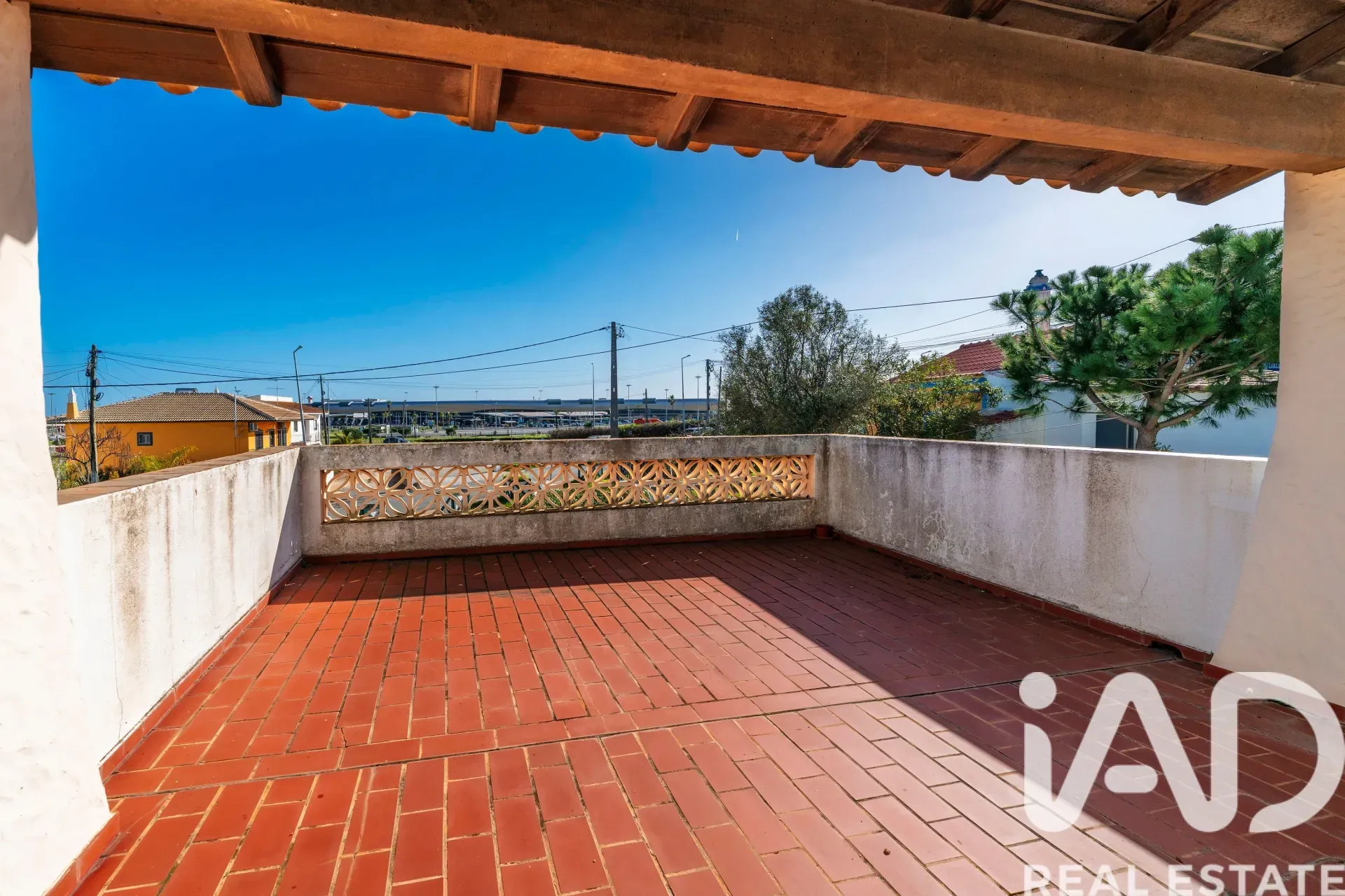 Spacious 7-Bedroom Home with Expansive Garden in Faro - View image 28 of 36
