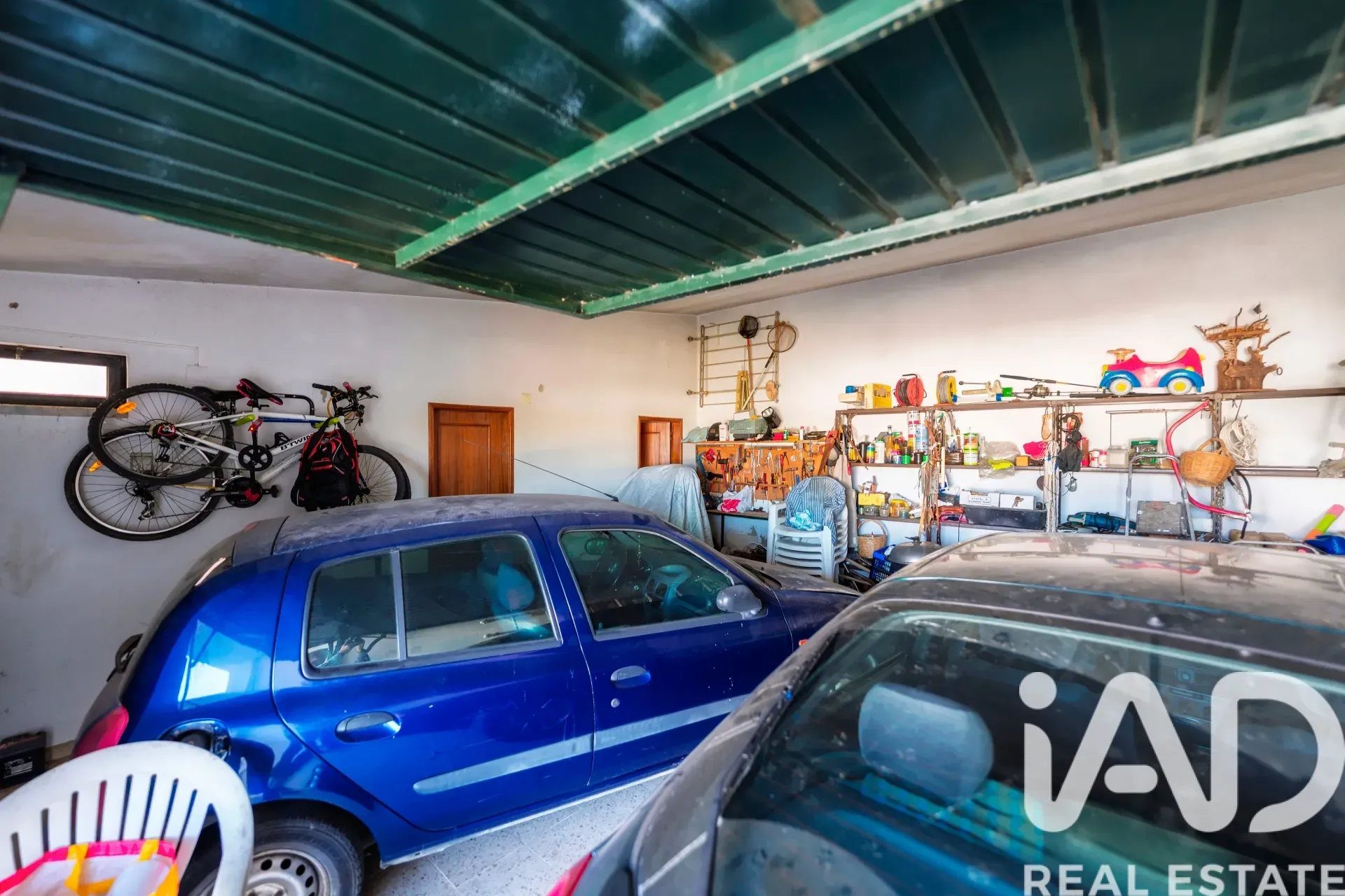 Spacious 7-Bedroom Home with Expansive Garden in Faro - View image 31 of 36