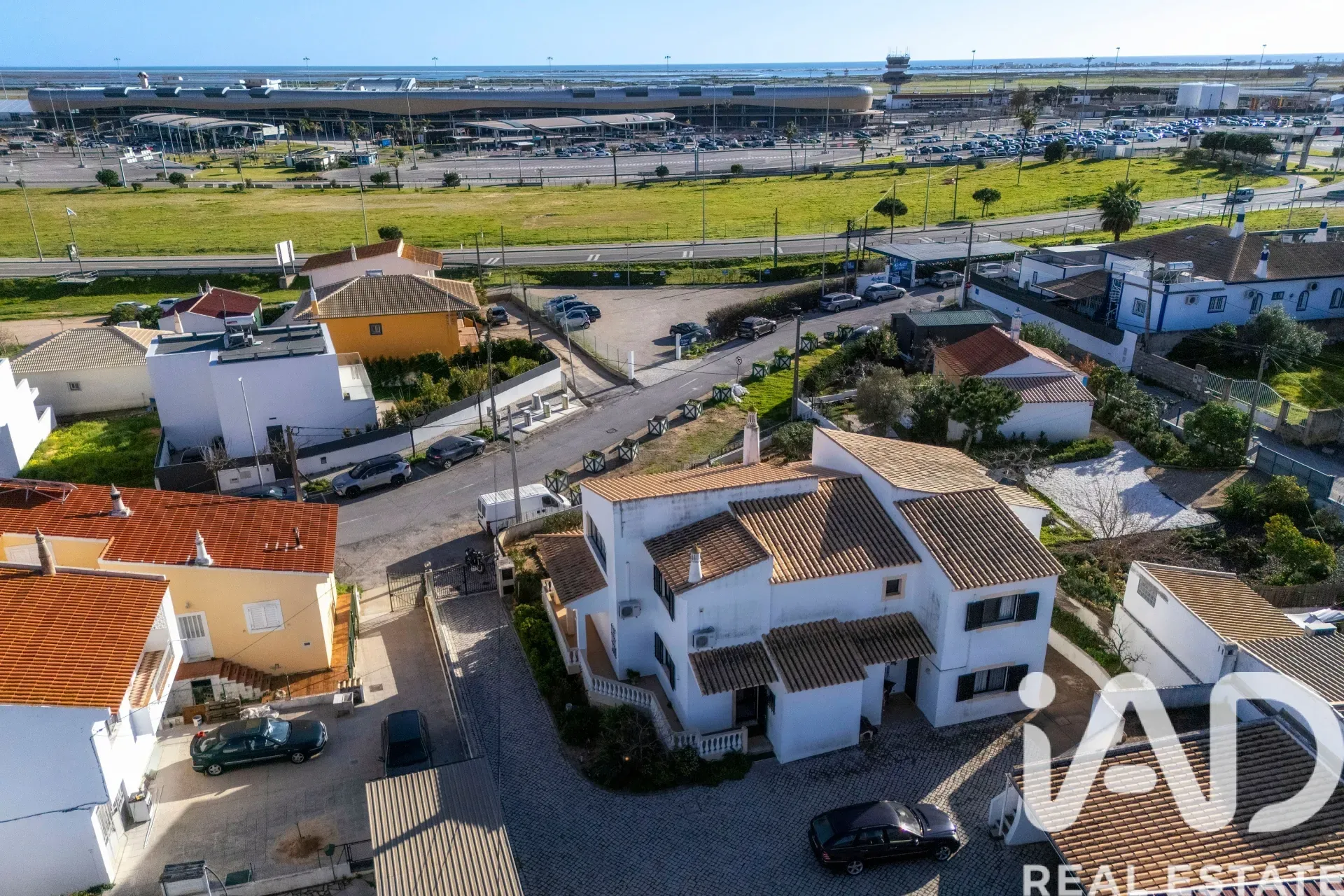 Spacious 7-Bedroom Home with Expansive Garden in Faro - View image 32 of 36