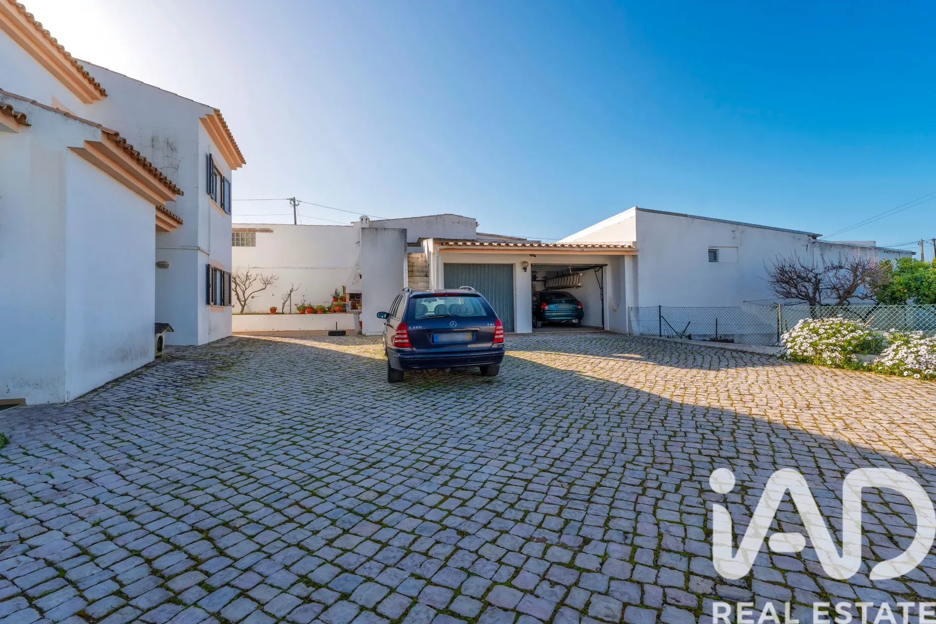 Spacious 7-Bedroom Home with Expansive Garden in Faro - View image 33 of 36