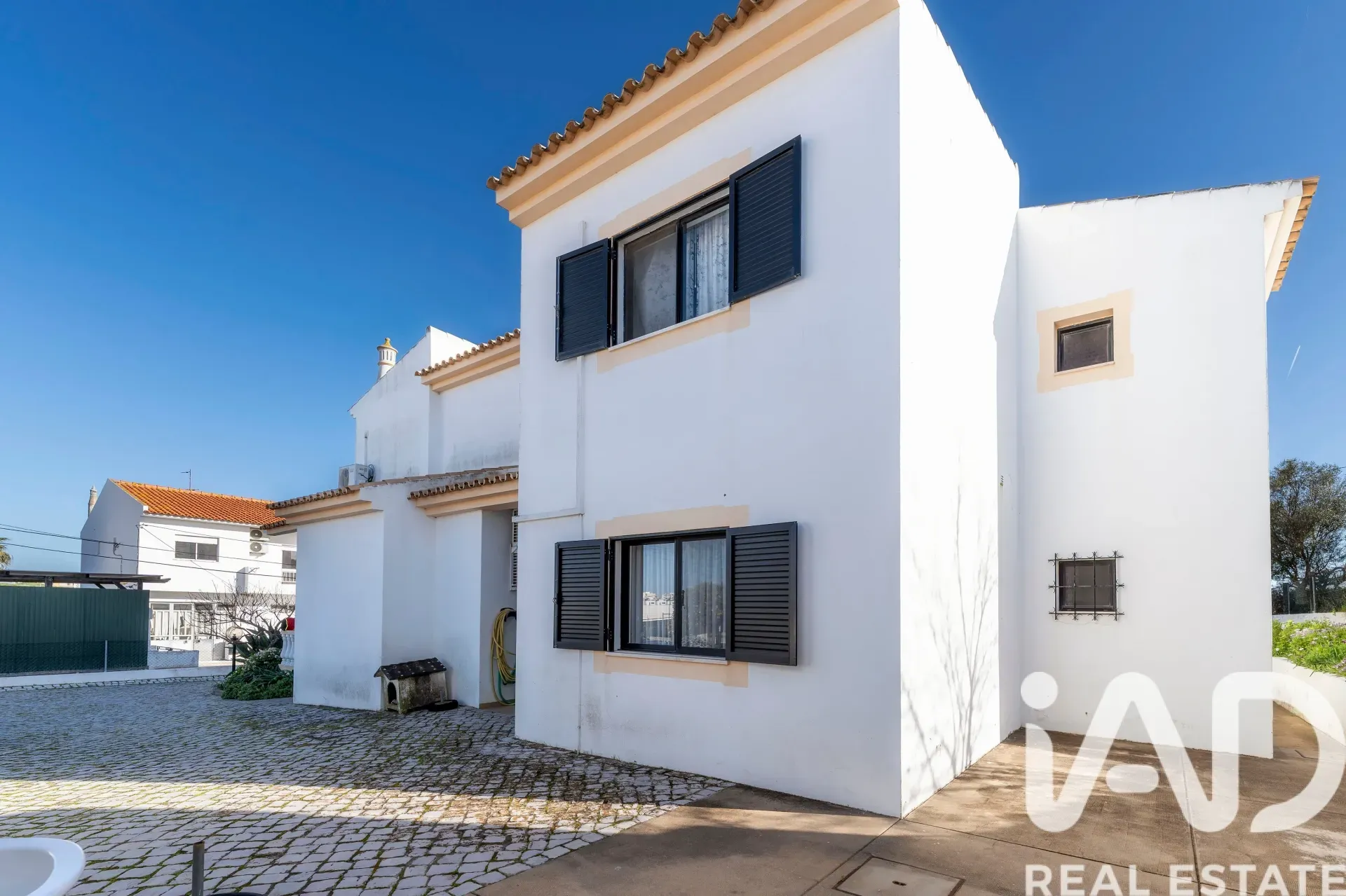 Spacious 7-Bedroom Home with Expansive Garden in Faro - View image 34 of 36