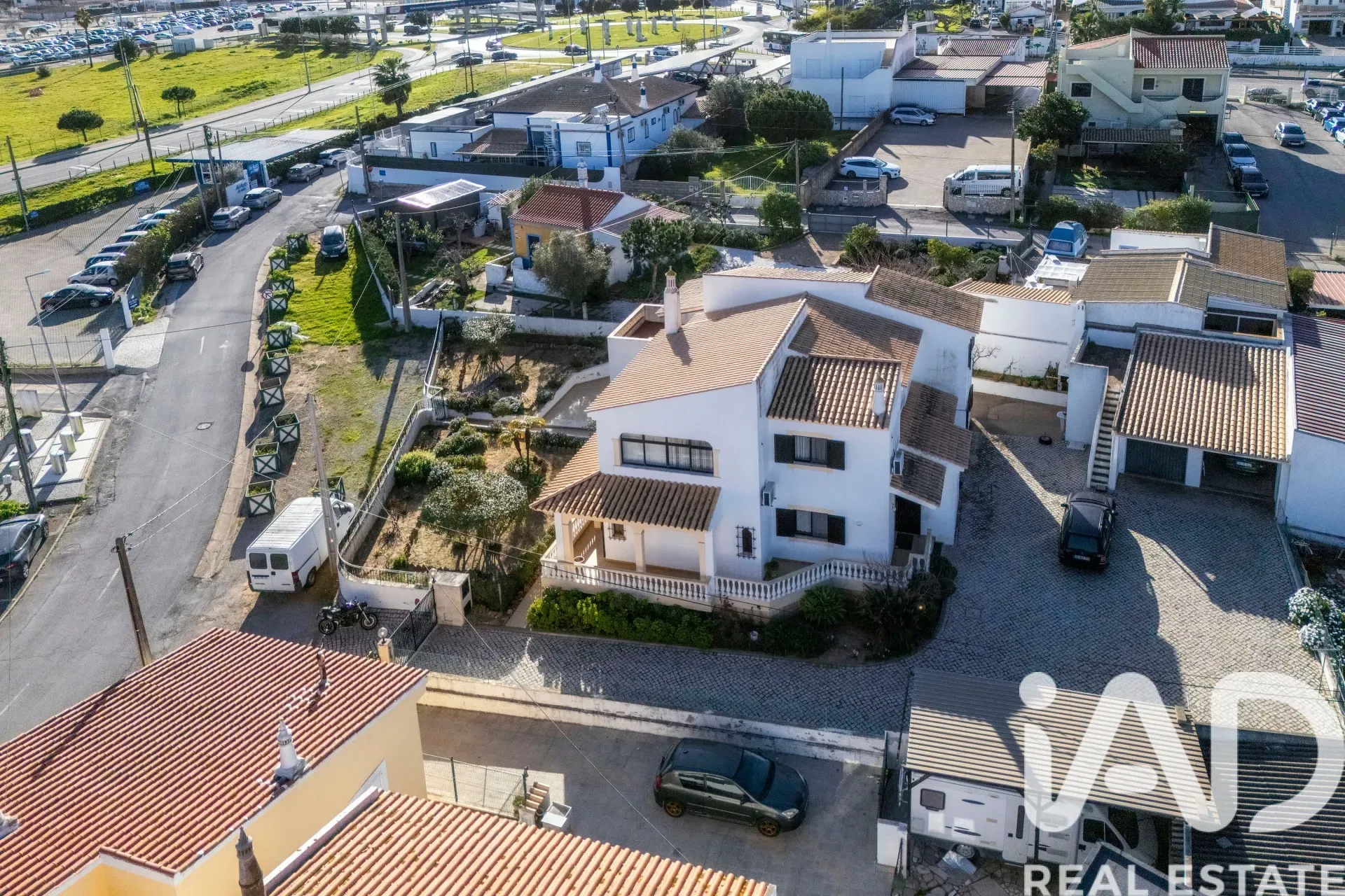 Spacious 7-Bedroom Home with Expansive Garden in Faro - View image 35 of 36