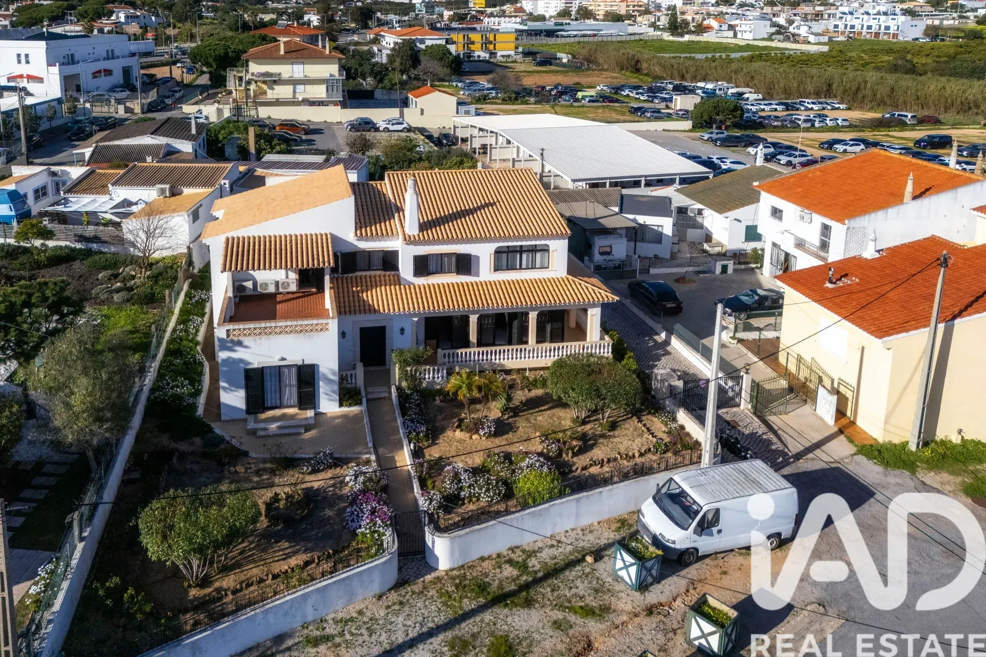 Spacious 7-Bedroom Home with Expansive Garden in Faro - View image 36 of 36