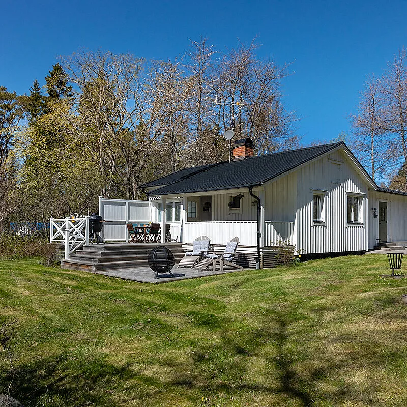 1960s Swedish Retreat: 3-Bedroom Home with Expansive Garden Near Stockholm