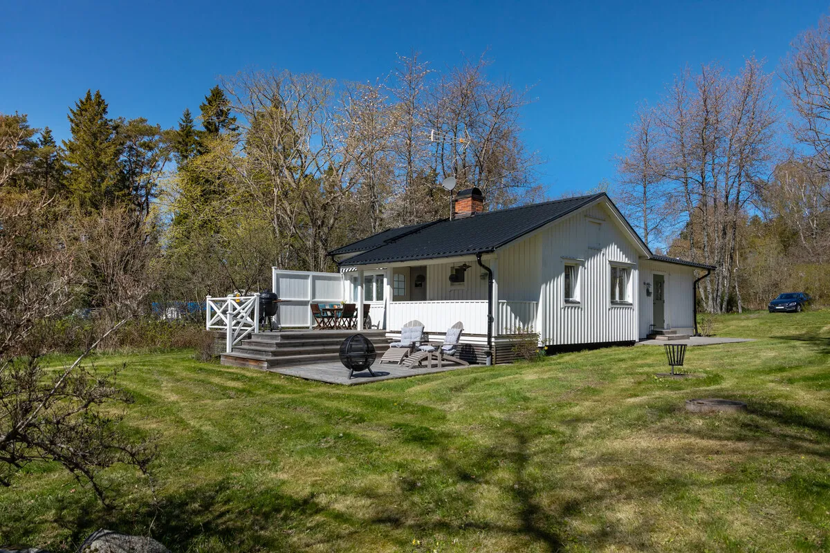 1960s Swedish Retreat: 3-Bedroom Home with Expansive Garden Near Stockholm - Image 1