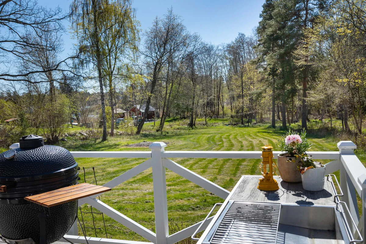 1960s Swedish Retreat: 3-Bedroom Home with Expansive Garden Near Stockholm - Image 2