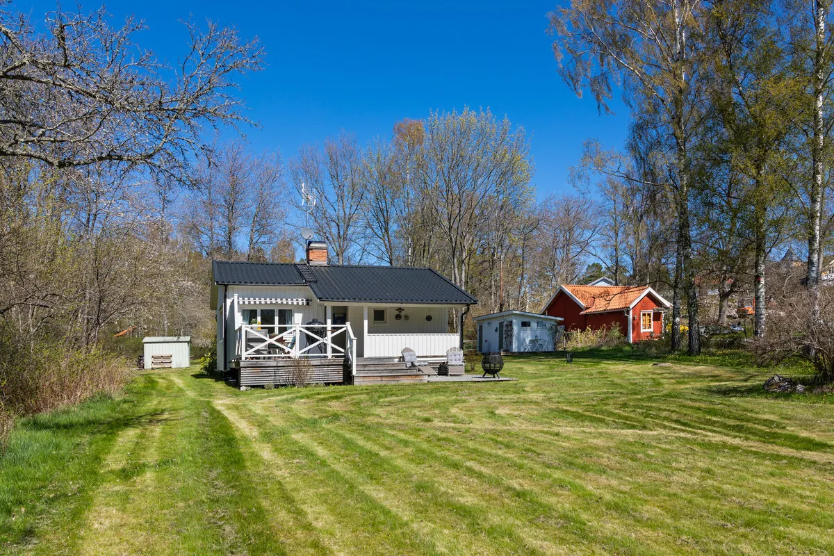 1960s Swedish Retreat: 3-Bedroom Home with Expansive Garden Near Stockholm - Image 3