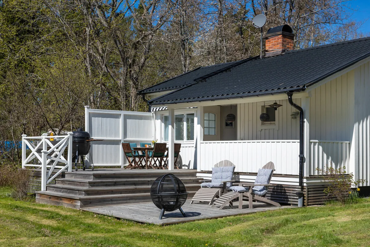 1960s Swedish Retreat: 3-Bedroom Home with Expansive Garden Near Stockholm - Image 4