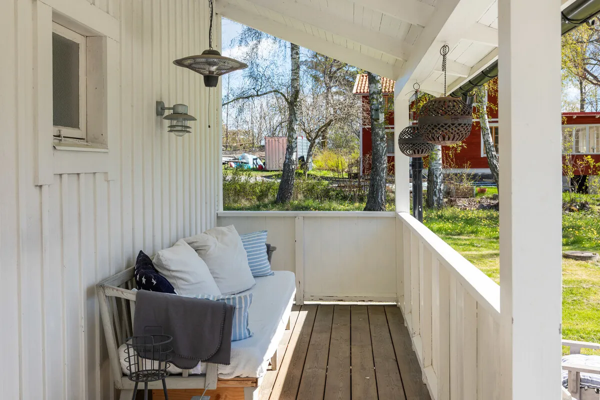 1960s Swedish Retreat: 3-Bedroom Home with Expansive Garden Near Stockholm - View image 8 of 31