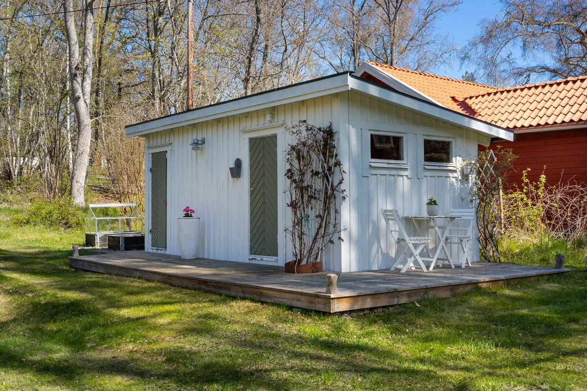 1960s Swedish Retreat: 3-Bedroom Home with Expansive Garden Near Stockholm - View image 9 of 31