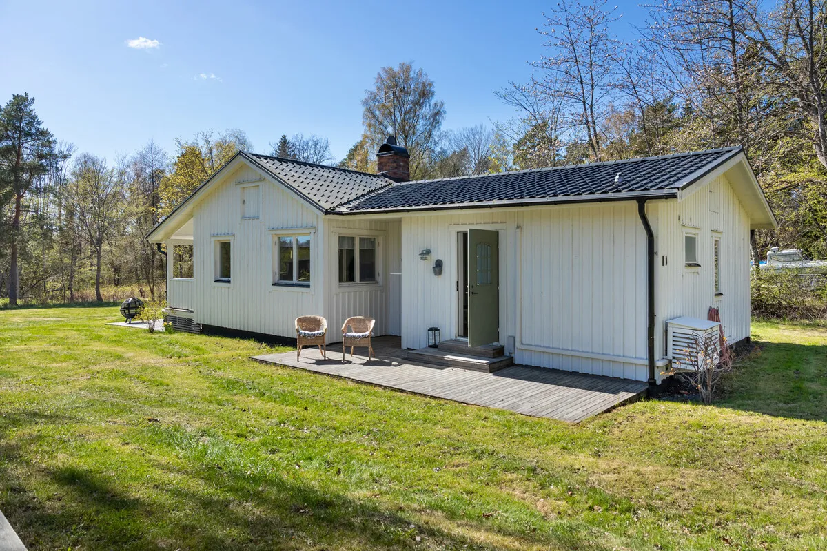 1960s Swedish Retreat: 3-Bedroom Home with Expansive Garden Near Stockholm - View image 13 of 31