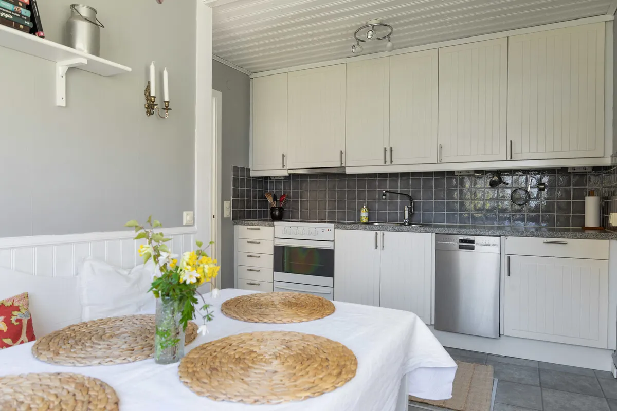 1960s Swedish Retreat: 3-Bedroom Home with Expansive Garden Near Stockholm - View image 21 of 31