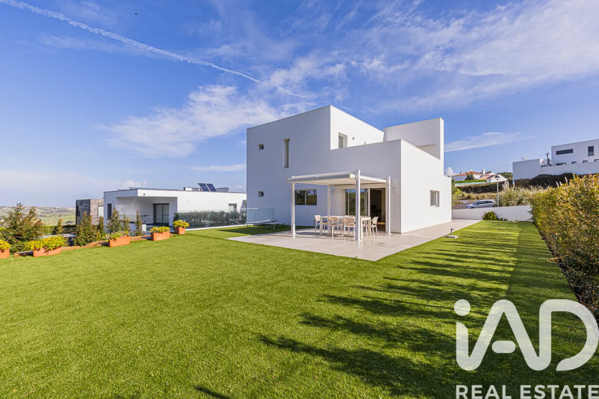 Modern 4-Bedroom House with Garden and Terrace in Lagoa, Portugal - Image 1