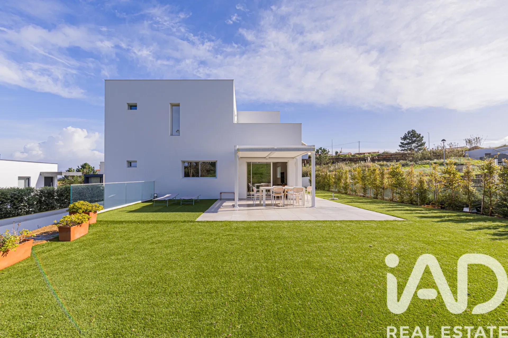 Modern 4-Bedroom House with Garden and Terrace in Lagoa, Portugal - Image 2