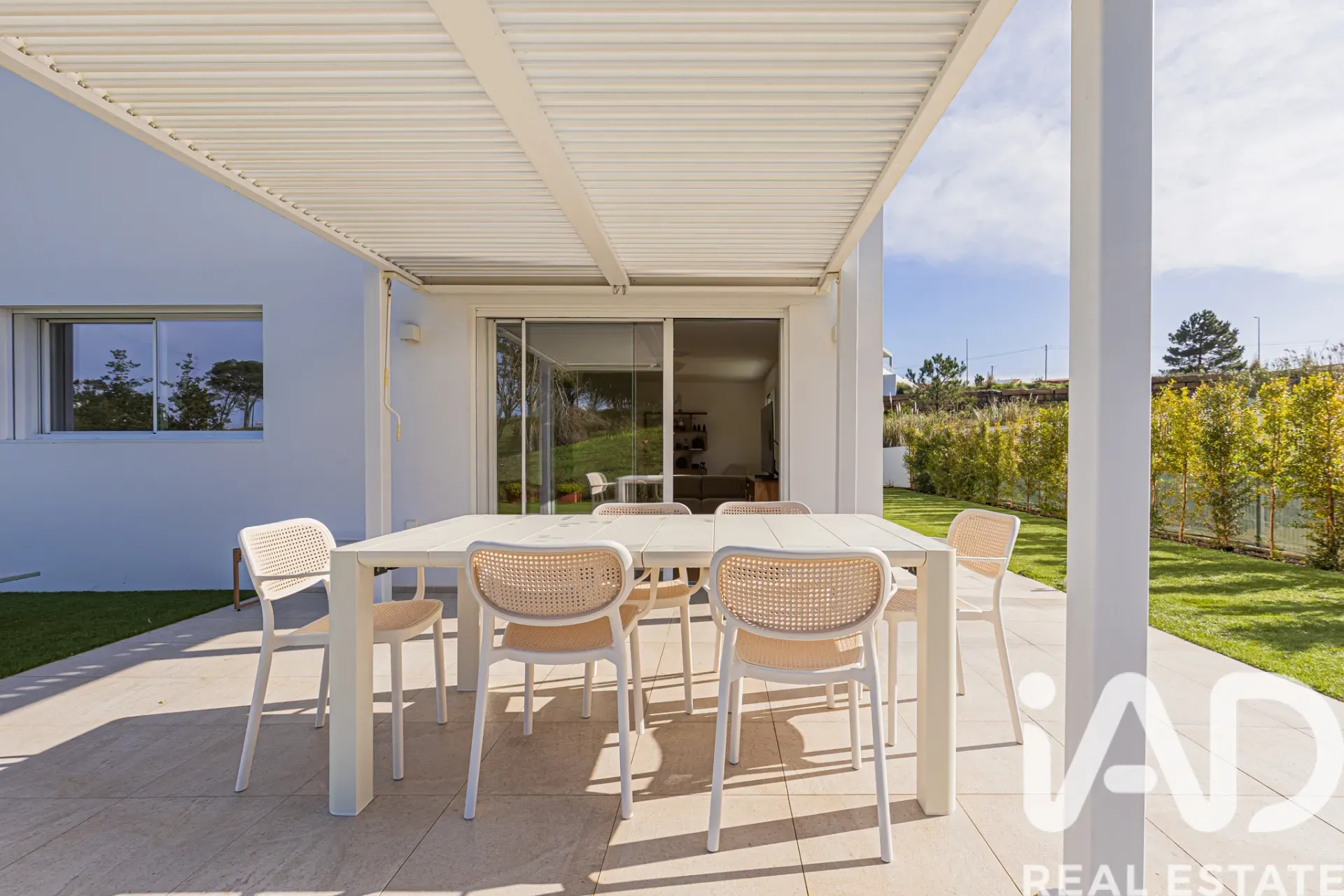 Modern 4-Bedroom House with Garden and Terrace in Lagoa, Portugal - Image 4