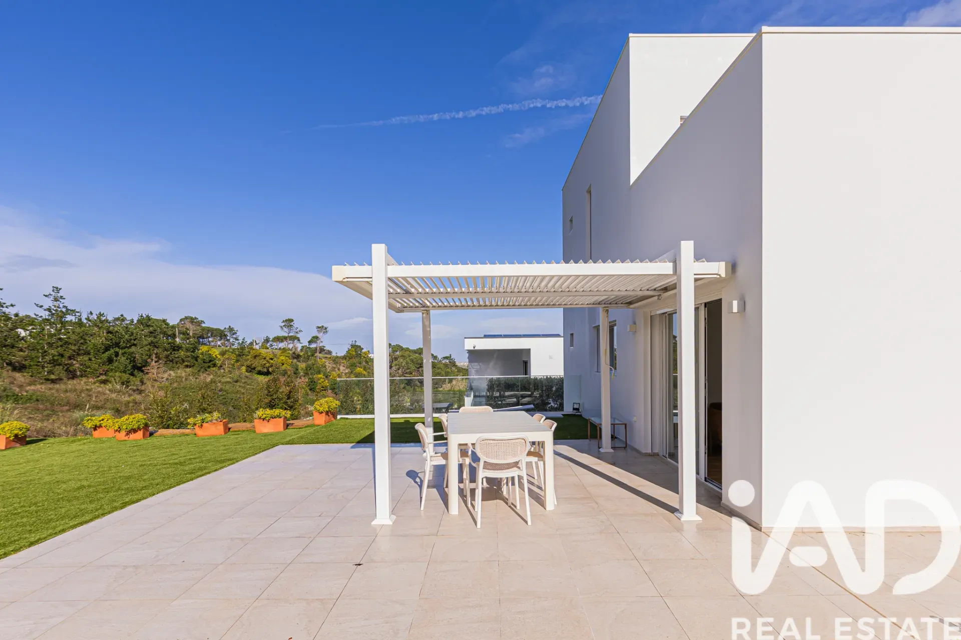 Modern 4-Bedroom House with Garden and Terrace in Lagoa, Portugal - Image 5