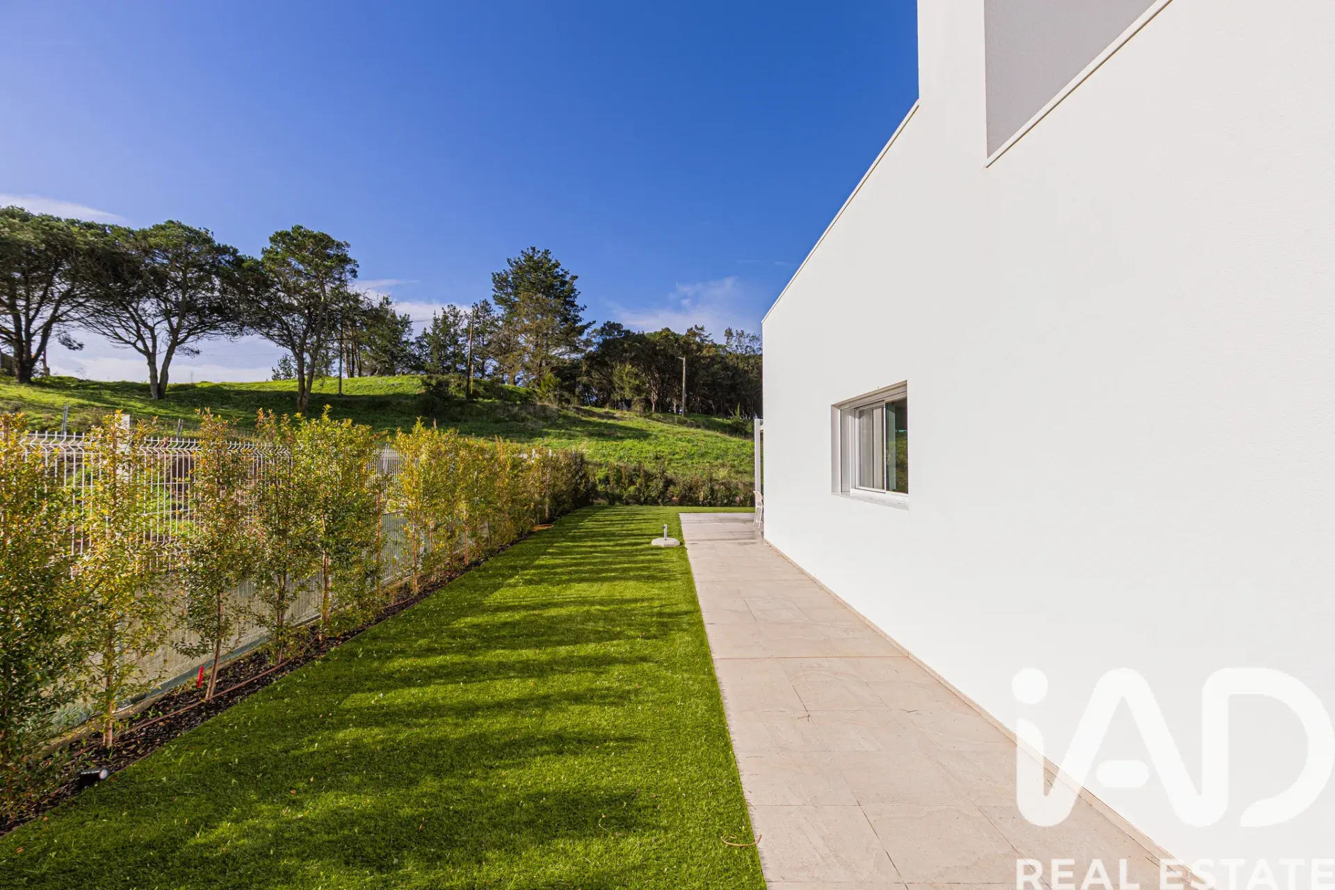 Modern 4-Bedroom House with Garden and Terrace in Lagoa, Portugal - View image 6 of 40