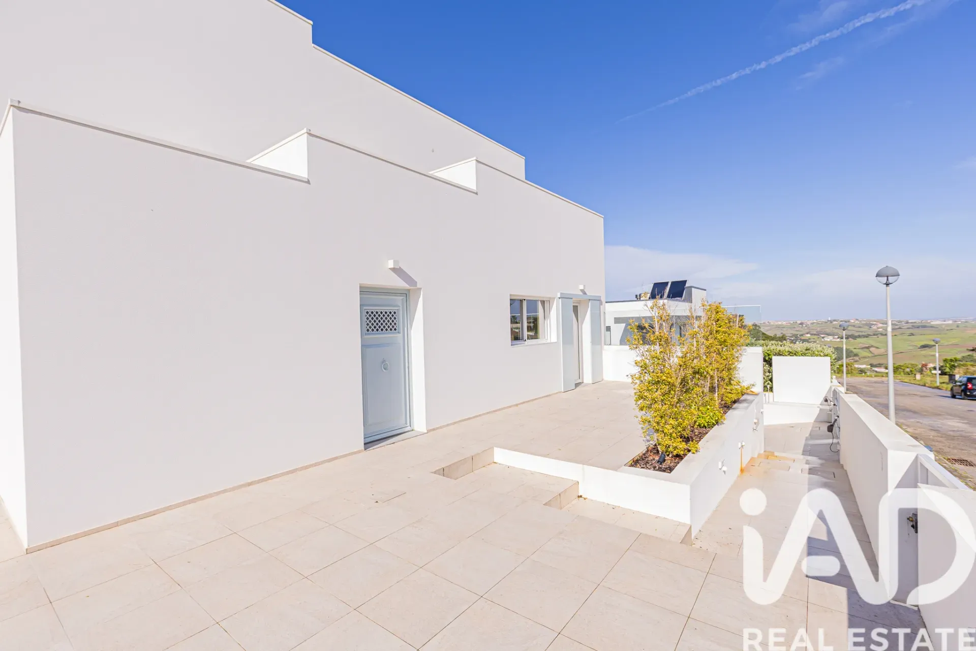 Modern 4-Bedroom House with Garden and Terrace in Lagoa, Portugal - View image 7 of 40