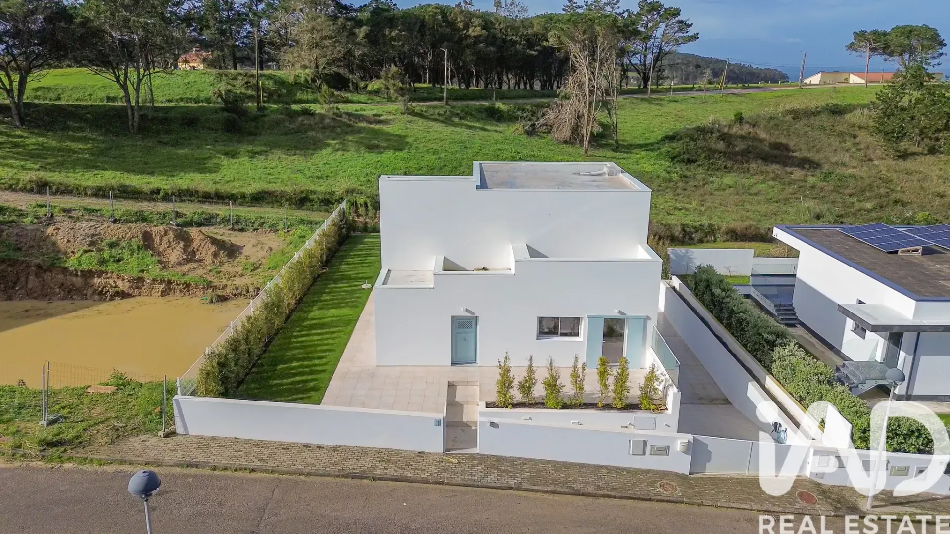 Modern 4-Bedroom House with Garden and Terrace in Lagoa, Portugal - View image 8 of 40